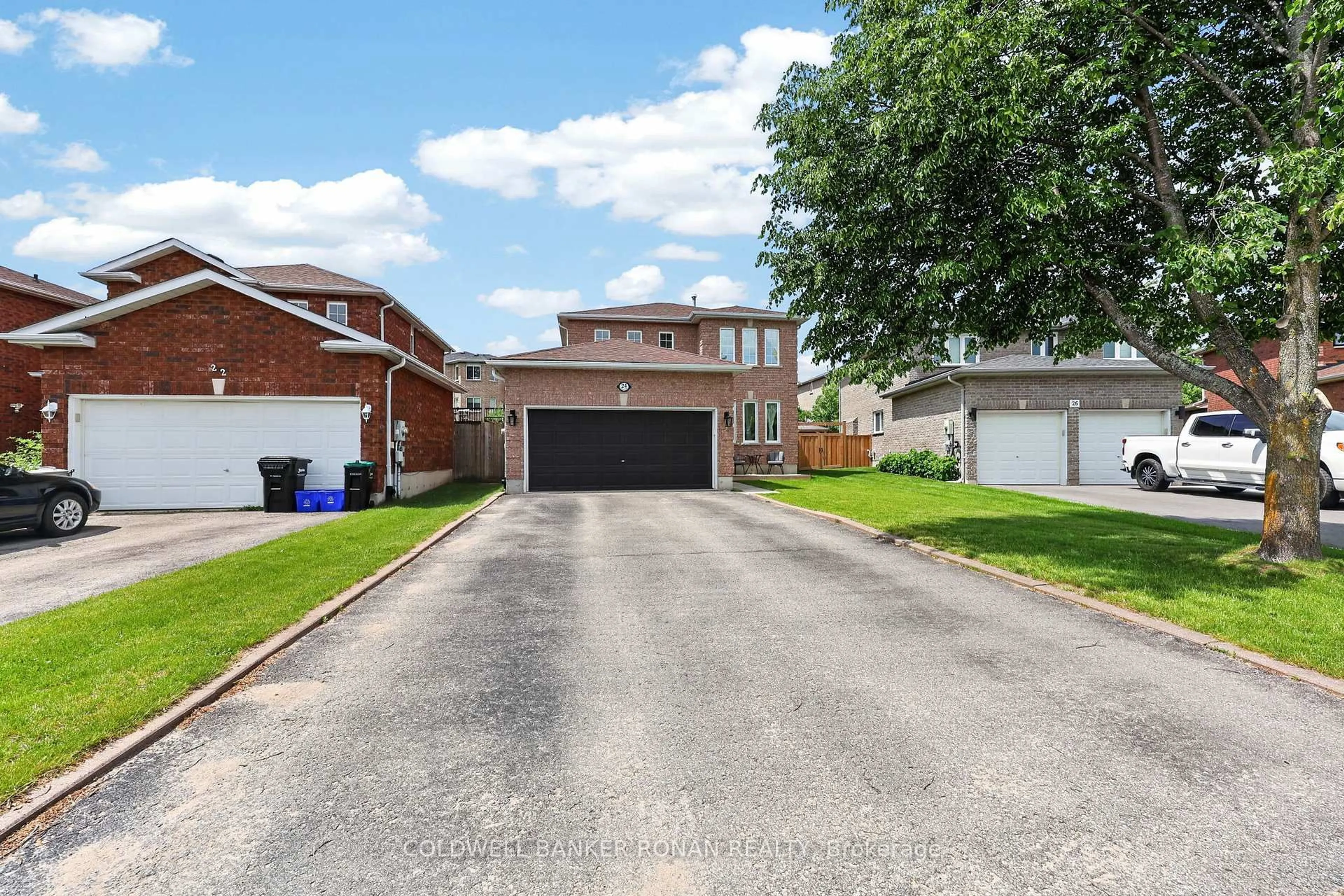 A pic from outside/outdoor area/front of a property/back of a property/a pic from drone, street for 24 Ryan Crt, Barrie Ontario L4M 6N7