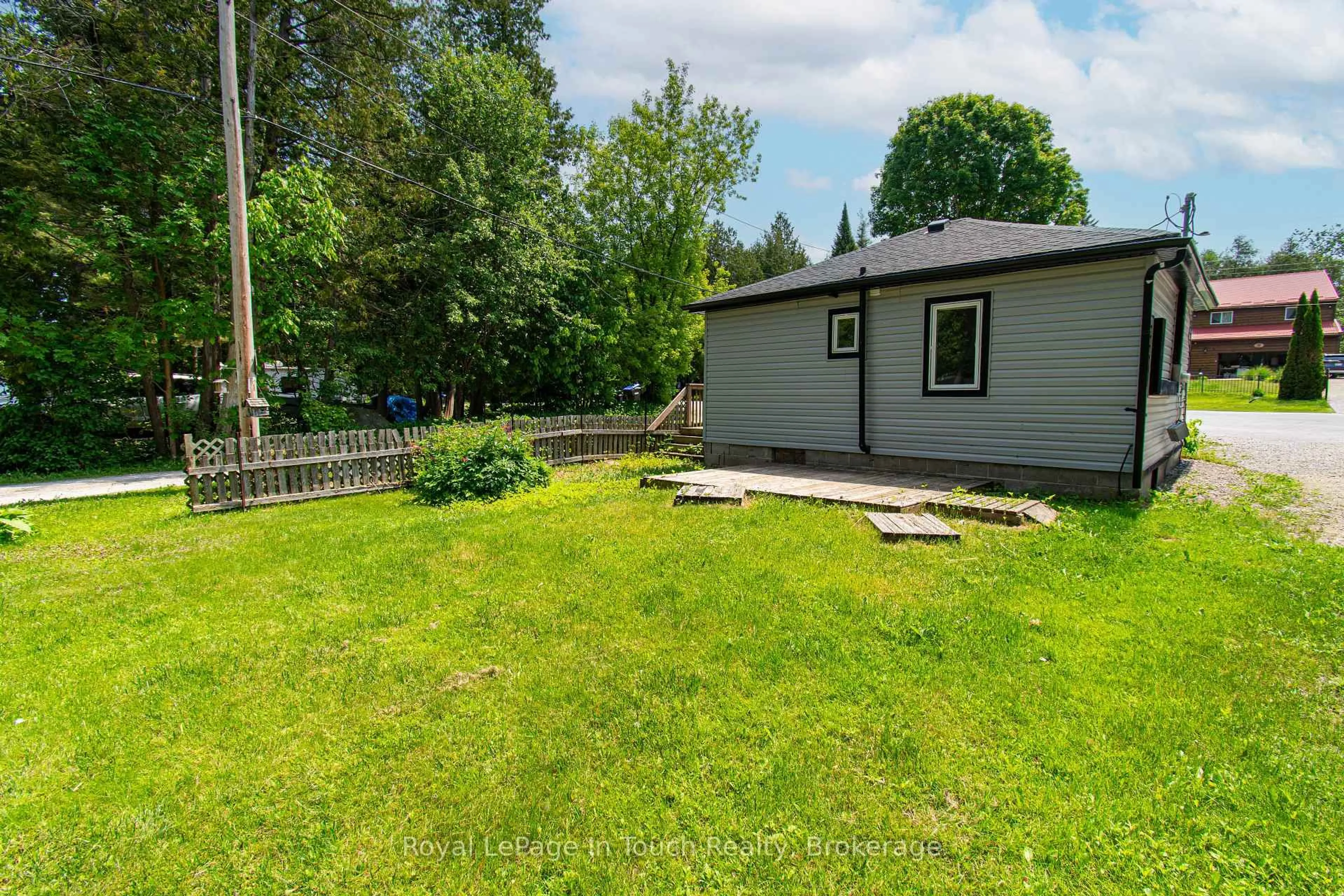 A pic from outside/outdoor area/front of a property/back of a property/a pic from drone, unknown for 78 KING RD, Tay Ontario L0K 2C0