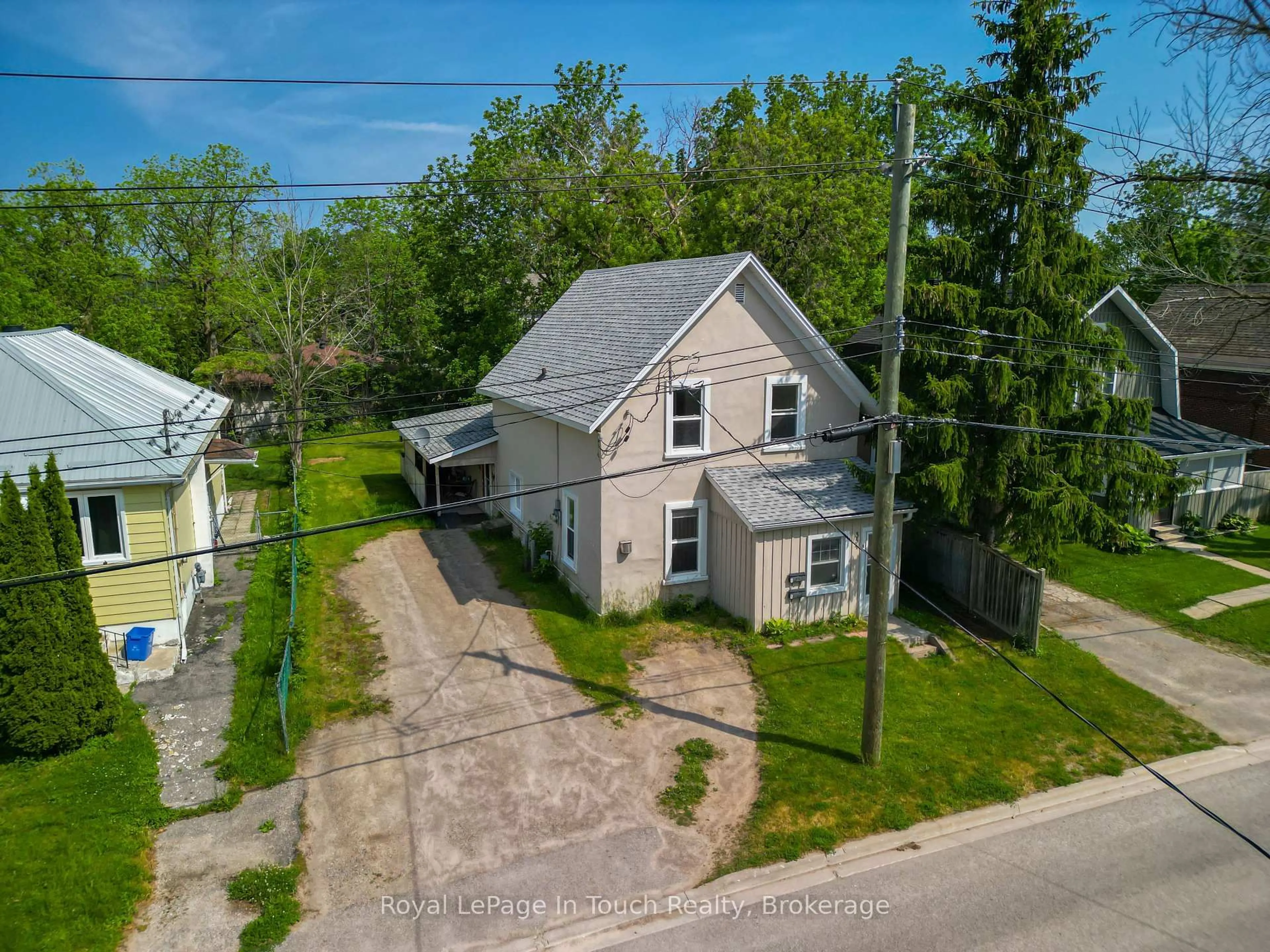 A pic from outside/outdoor area/front of a property/back of a property/a pic from drone, street for 354 Bay St, Midland Ontario L4R 1K2