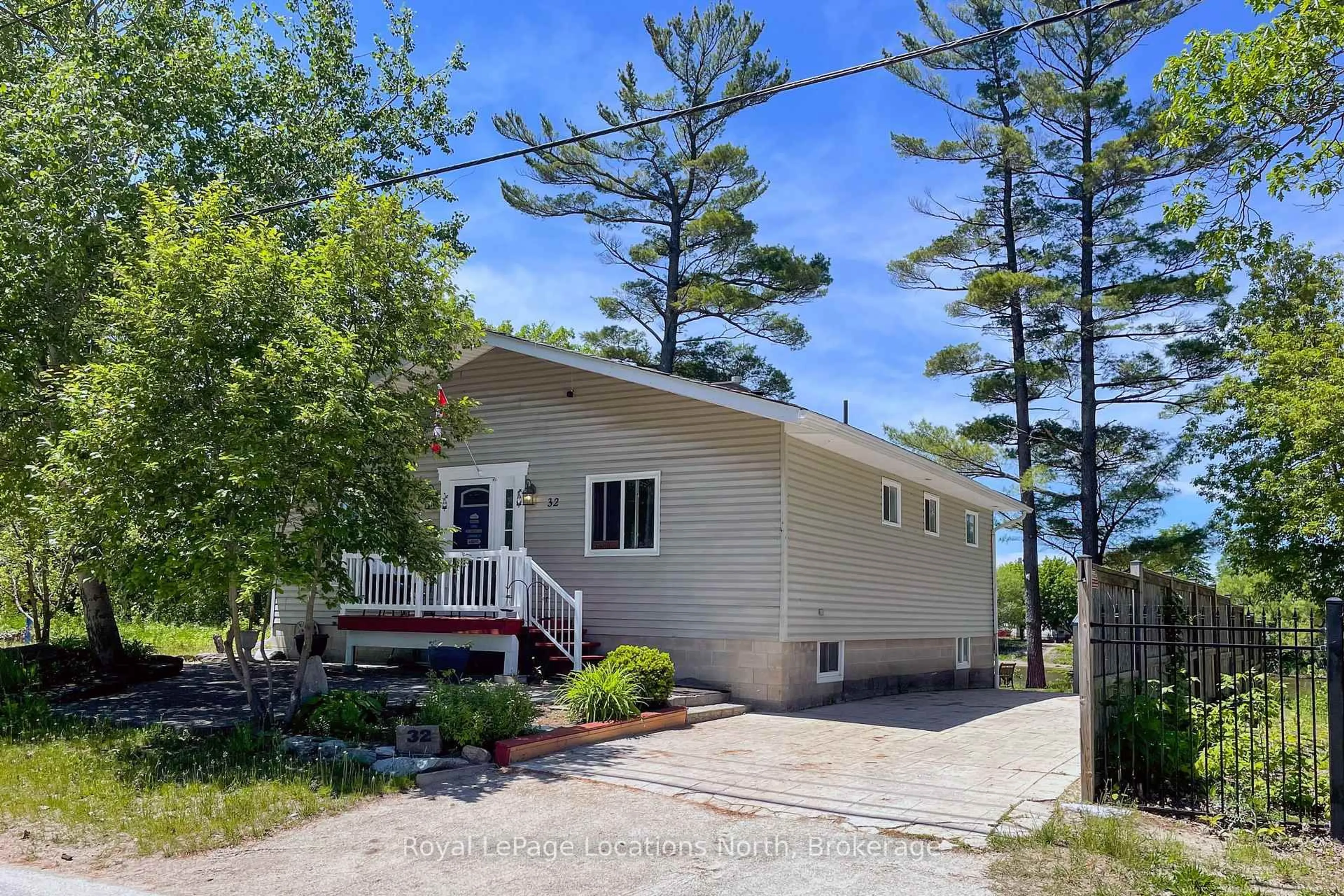 Home with vinyl exterior material, water/lake/river/ocean view for 32 River Rd, Wasaga Beach Ontario L9Z 2L1