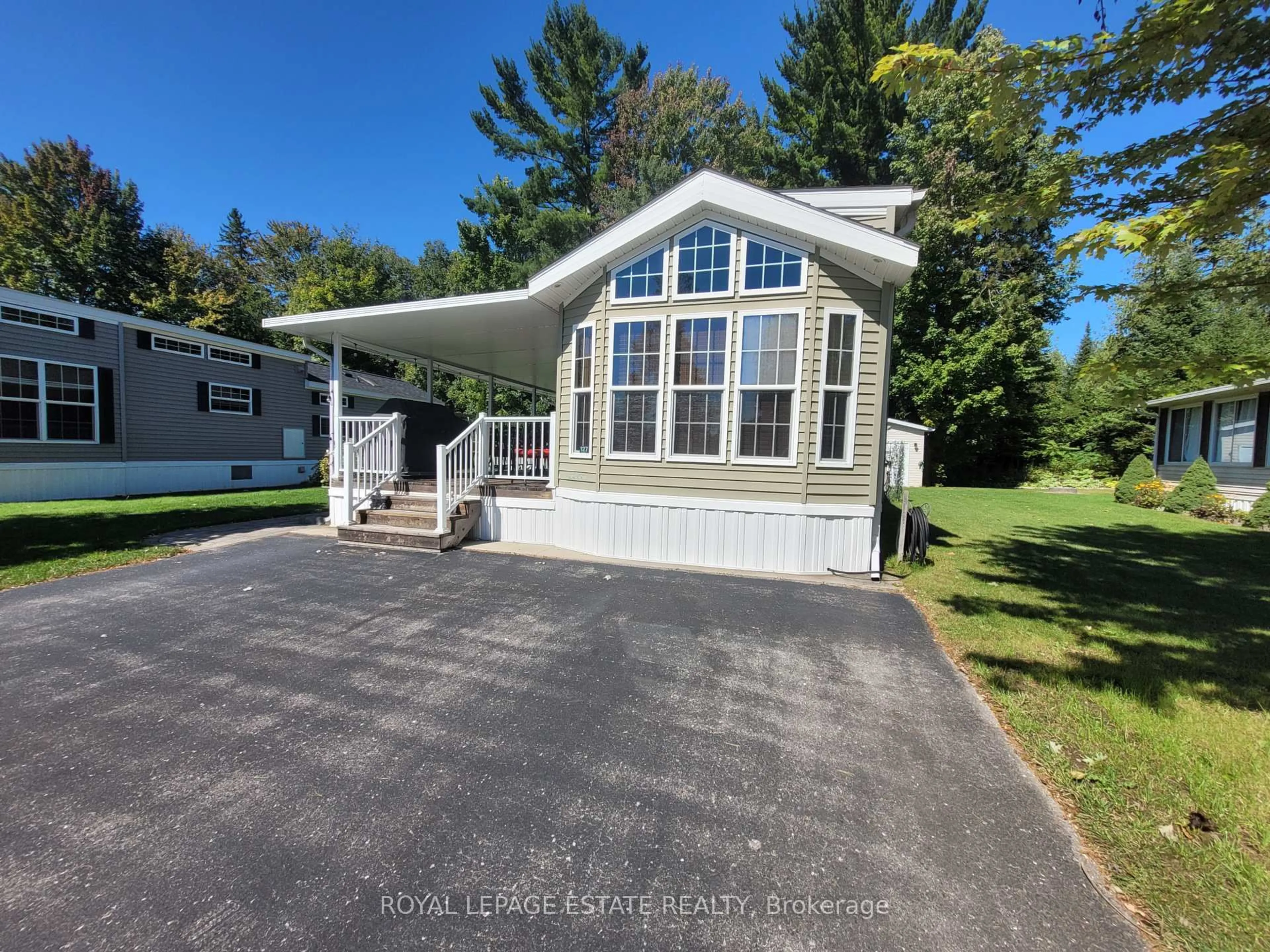 Home with vinyl exterior material, water/lake/river/ocean view for 127 Madawaska Tr, Wasaga Beach Ontario L9Z 1X7