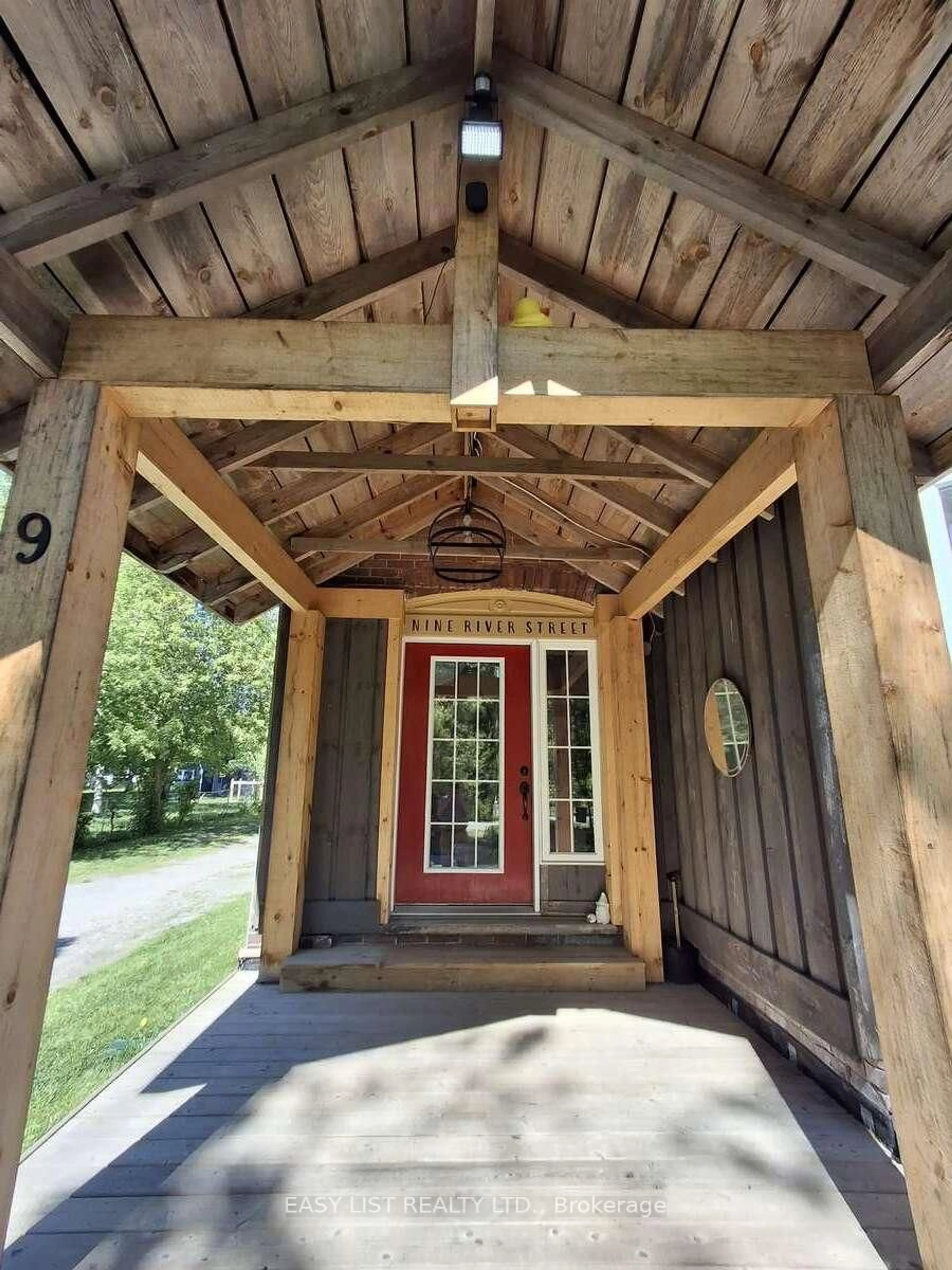 Indoor entryway for 9 River St, Severn Ontario L0K 1E0