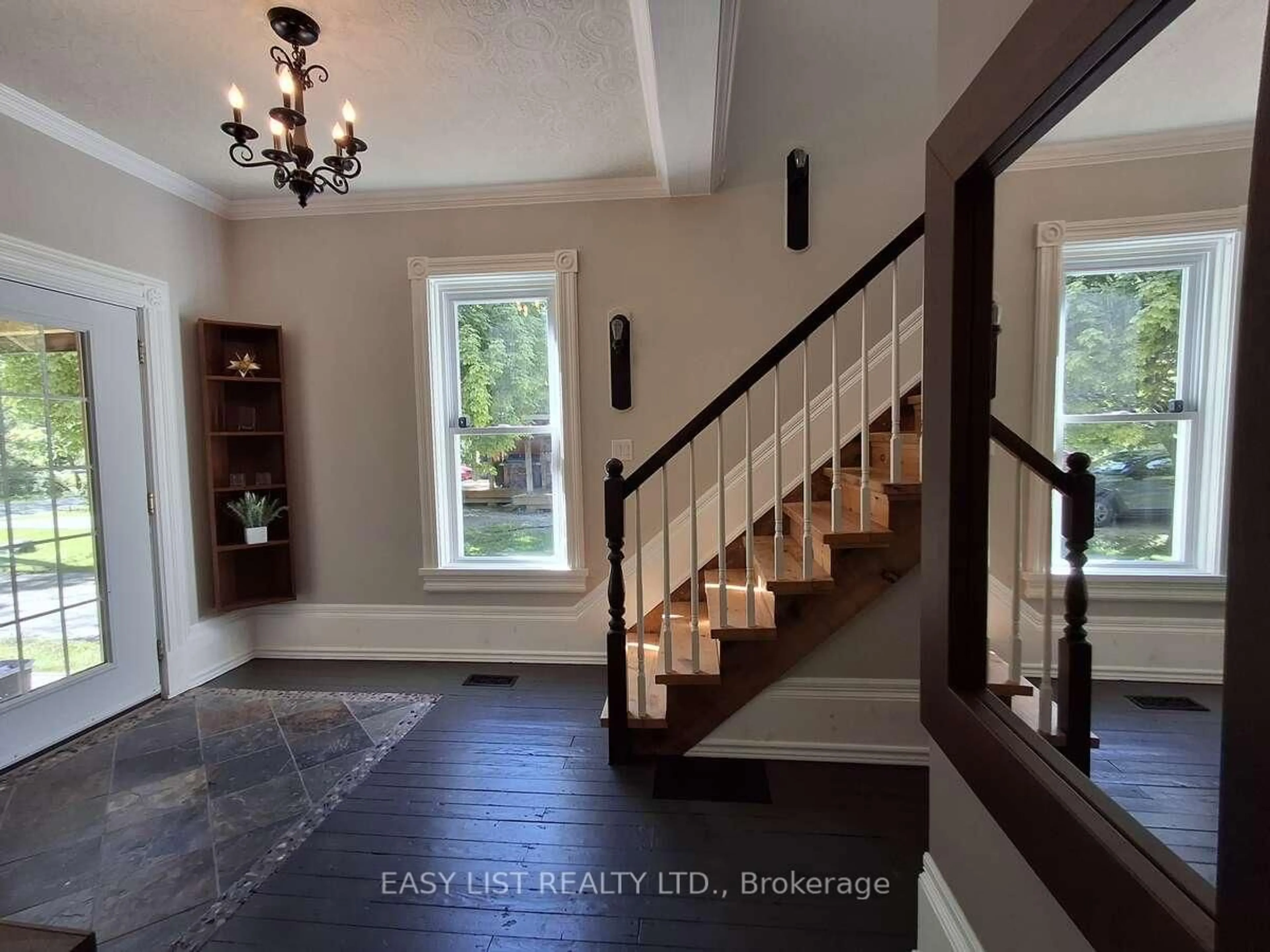 Indoor entryway for 9 River St, Severn Ontario L0K 1E0