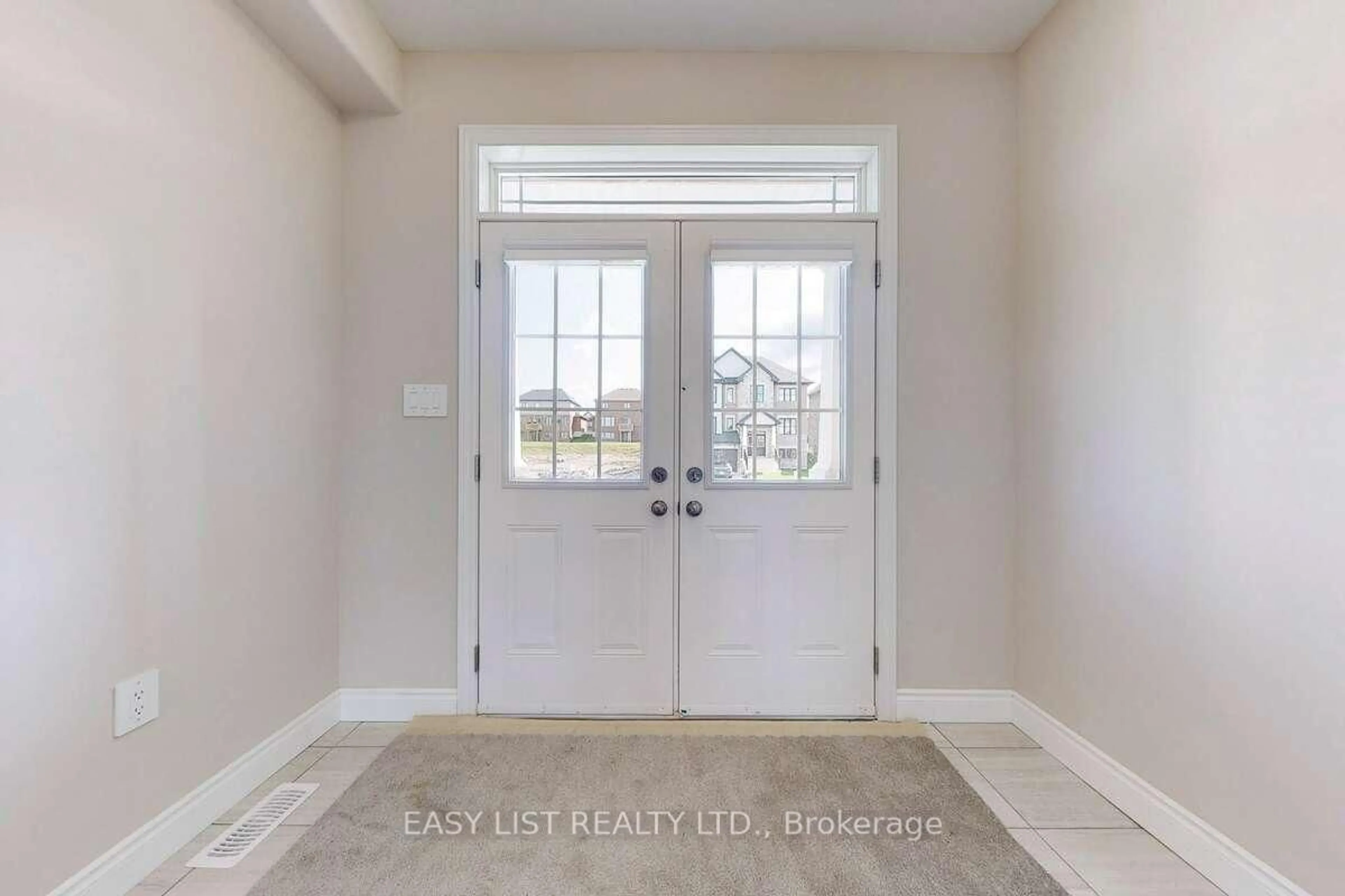 Indoor entryway for 3050 Sierra Dr, Orillia Ontario L3V 8L9