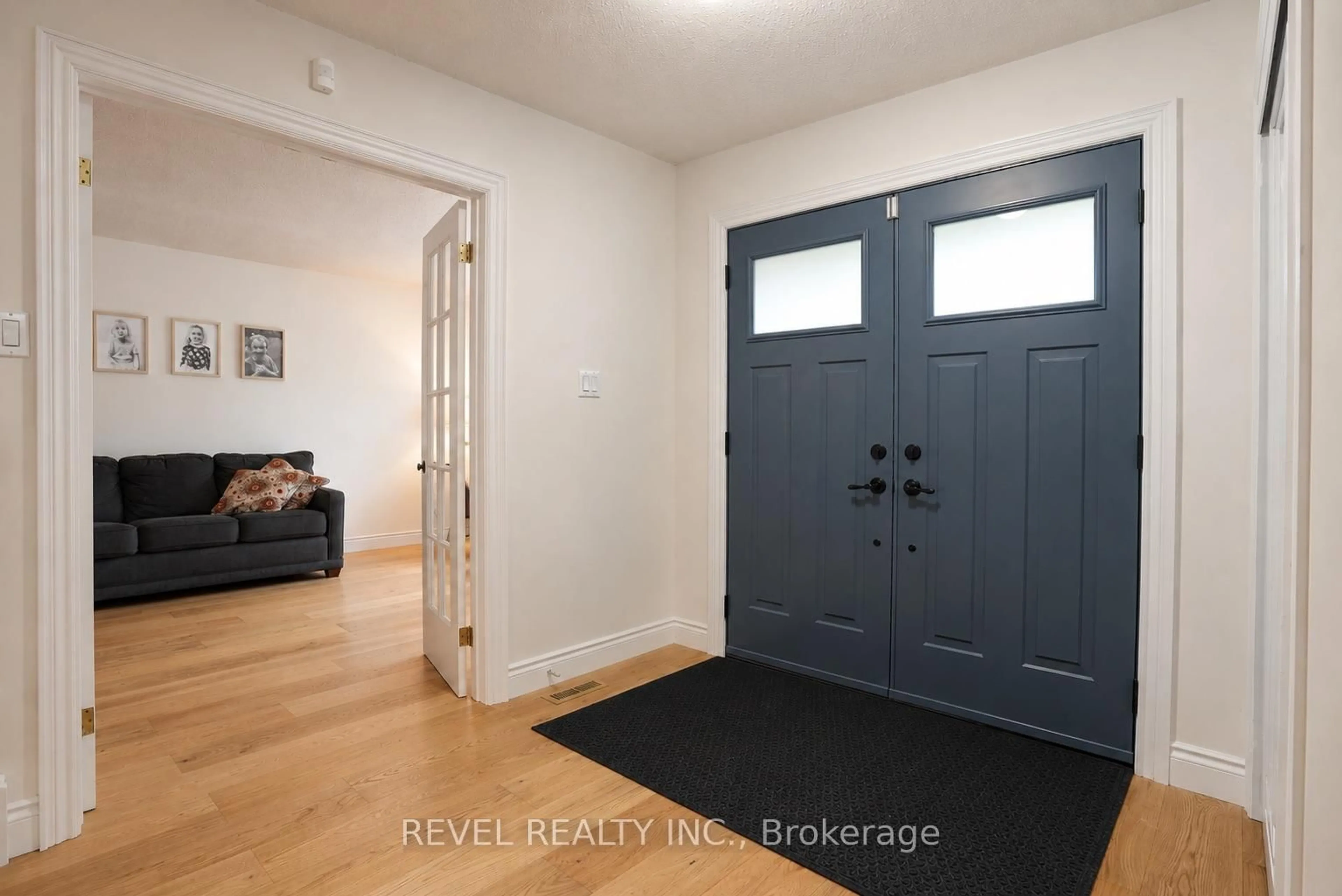 Indoor entryway for 53 Oakridge Dr, Barrie Ontario L4N 5N6