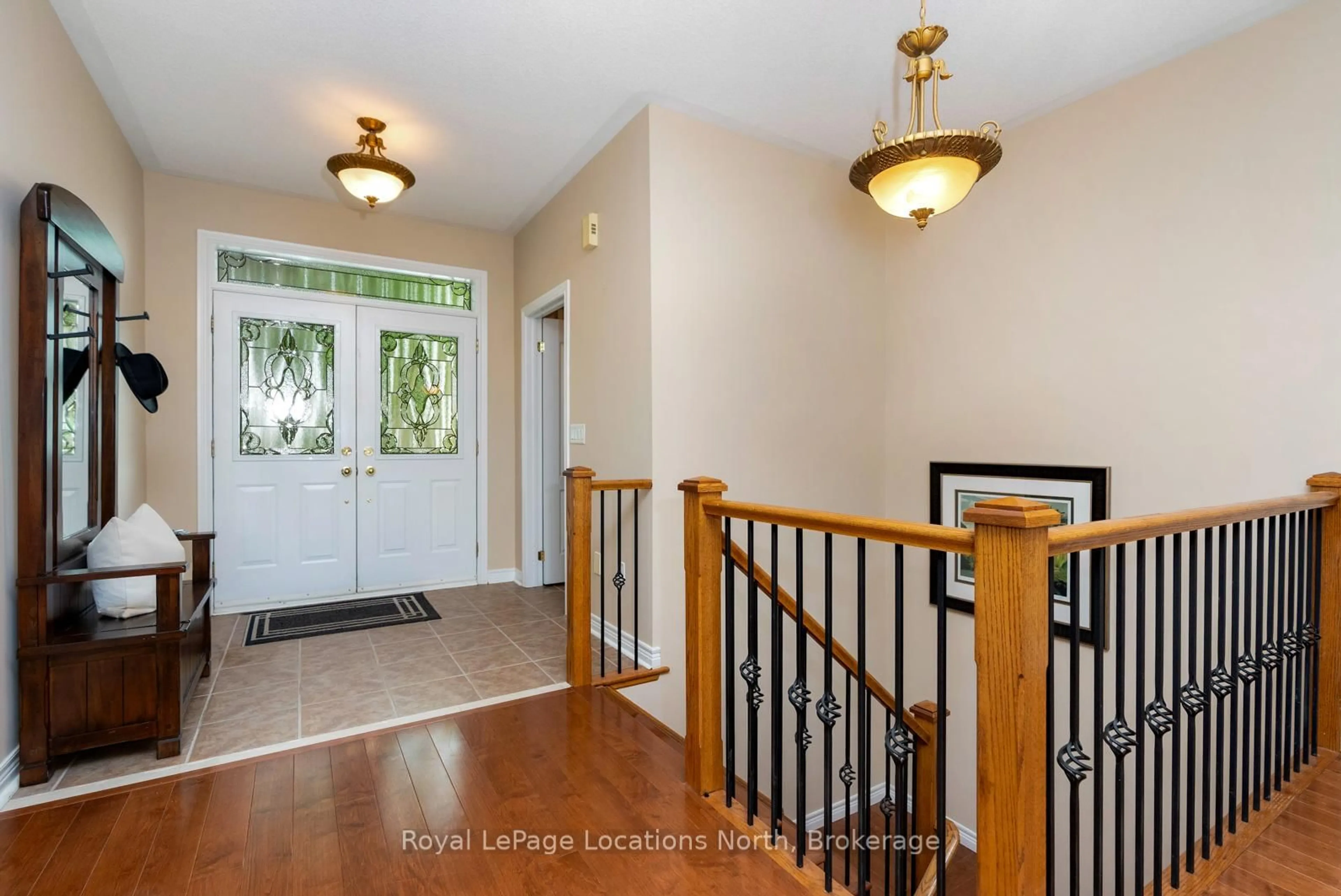 Indoor entryway for 36 CLUBHOUSE Dr, Collingwood Ontario L9Y 4Z6