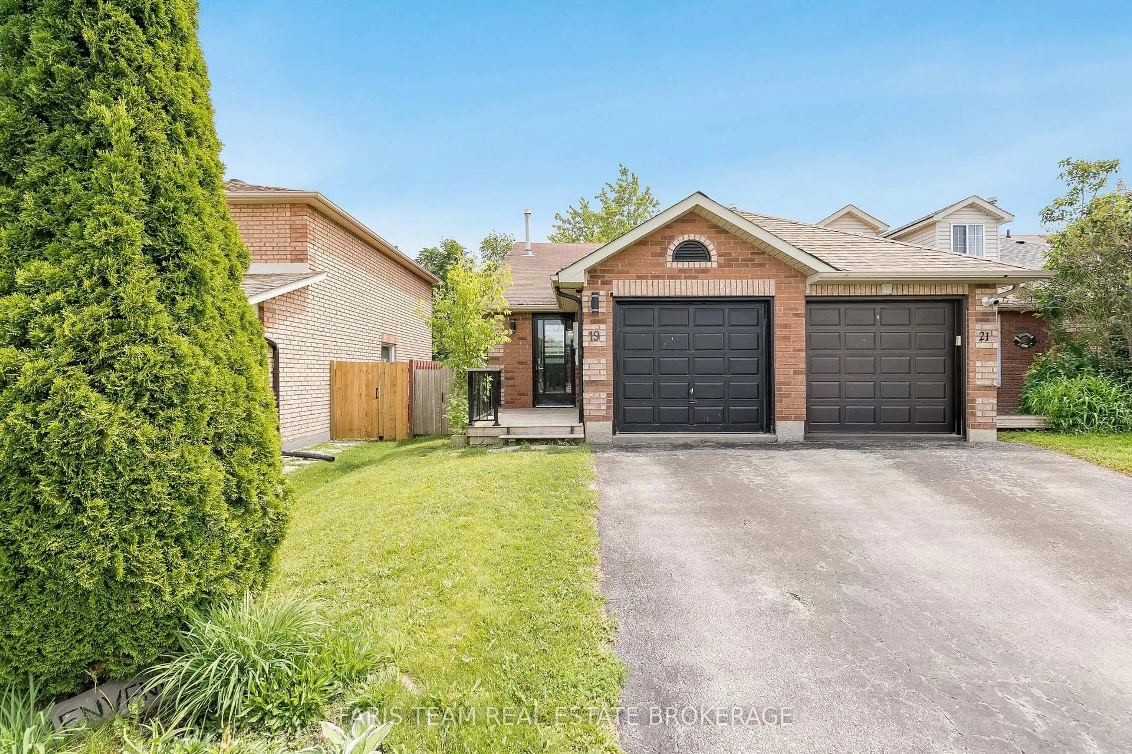 Home with brick exterior material, street for 19 Seymour Cres, Barrie Ontario L4N 8N4