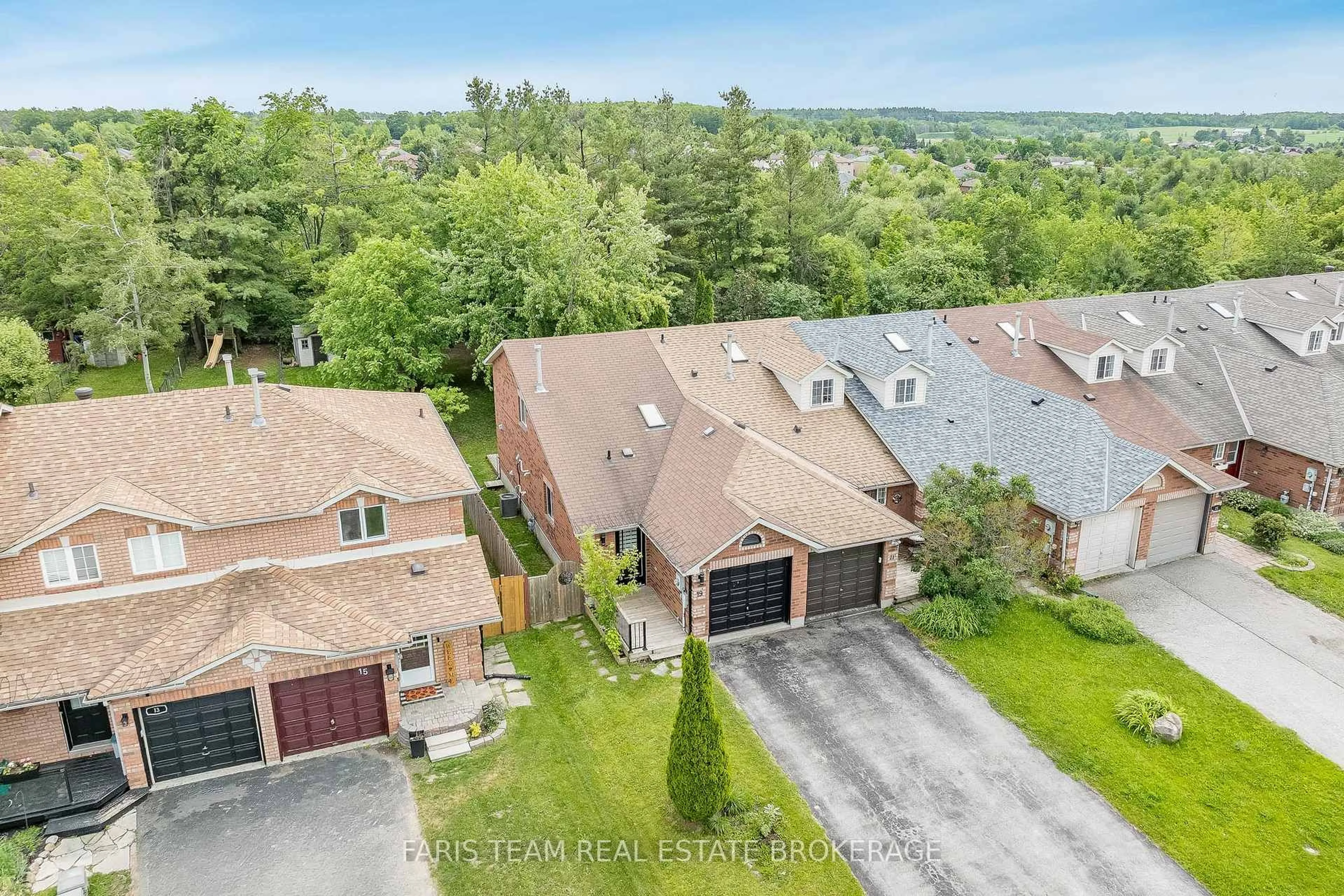 A pic from outside/outdoor area/front of a property/back of a property/a pic from drone, unknown for 19 Seymour Cres, Barrie Ontario L4N 8N4