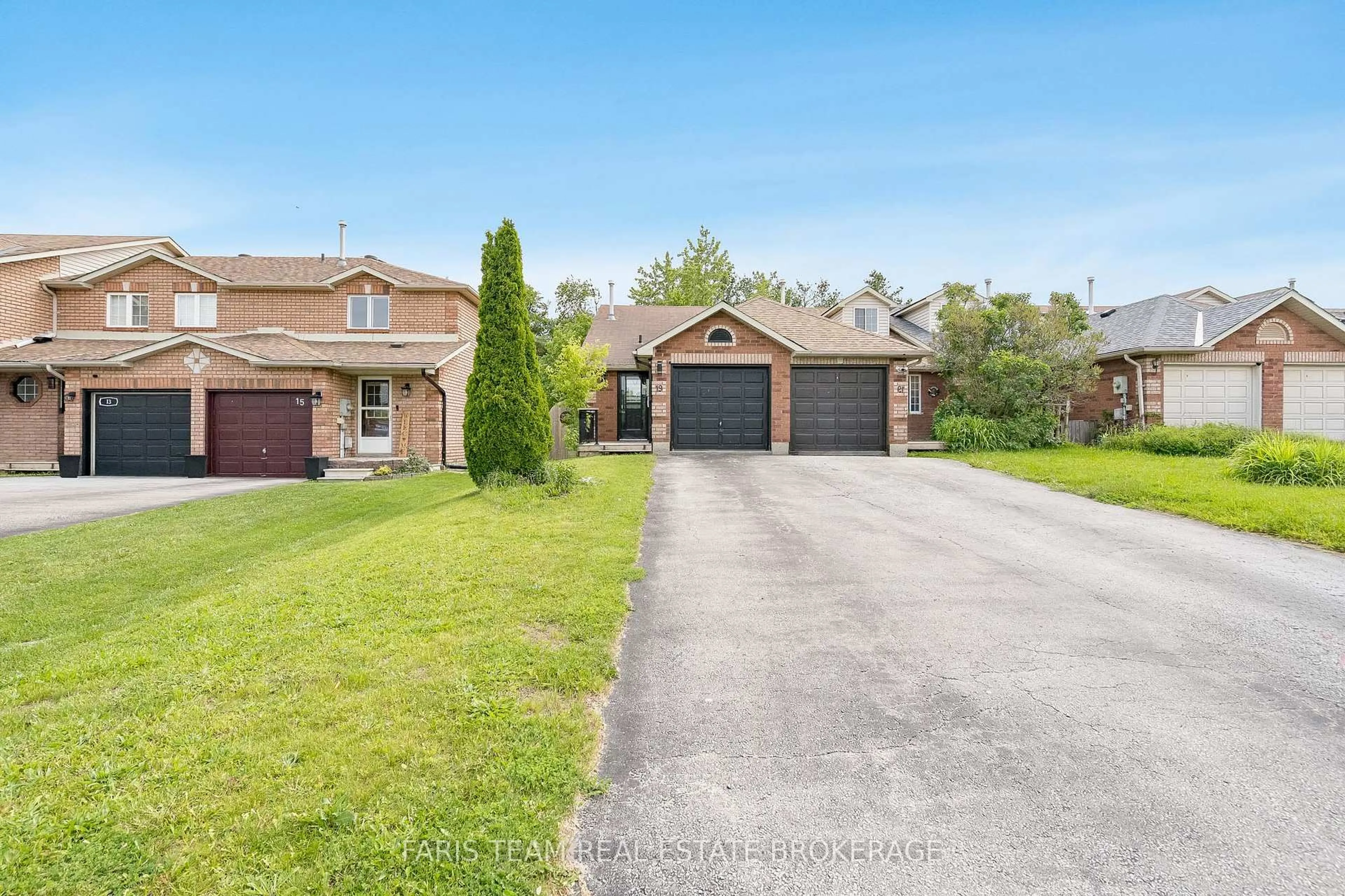 A pic from outside/outdoor area/front of a property/back of a property/a pic from drone, street for 19 Seymour Cres, Barrie Ontario L4N 8N4