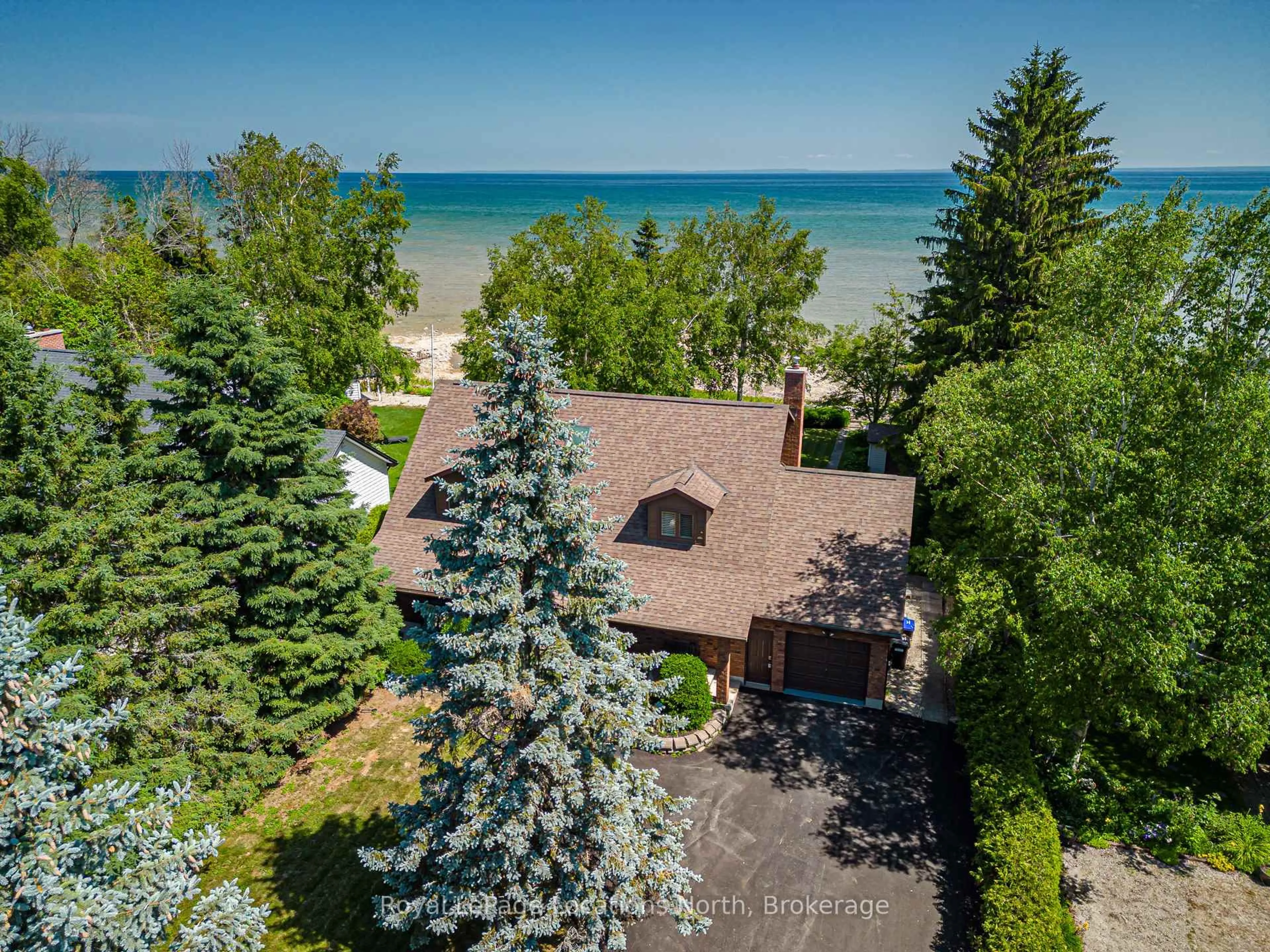 A pic from outside/outdoor area/front of a property/back of a property/a pic from drone, water/lake/river/ocean view for 43 Georgian Manor Dr, Collingwood Ontario L9Y 5P3