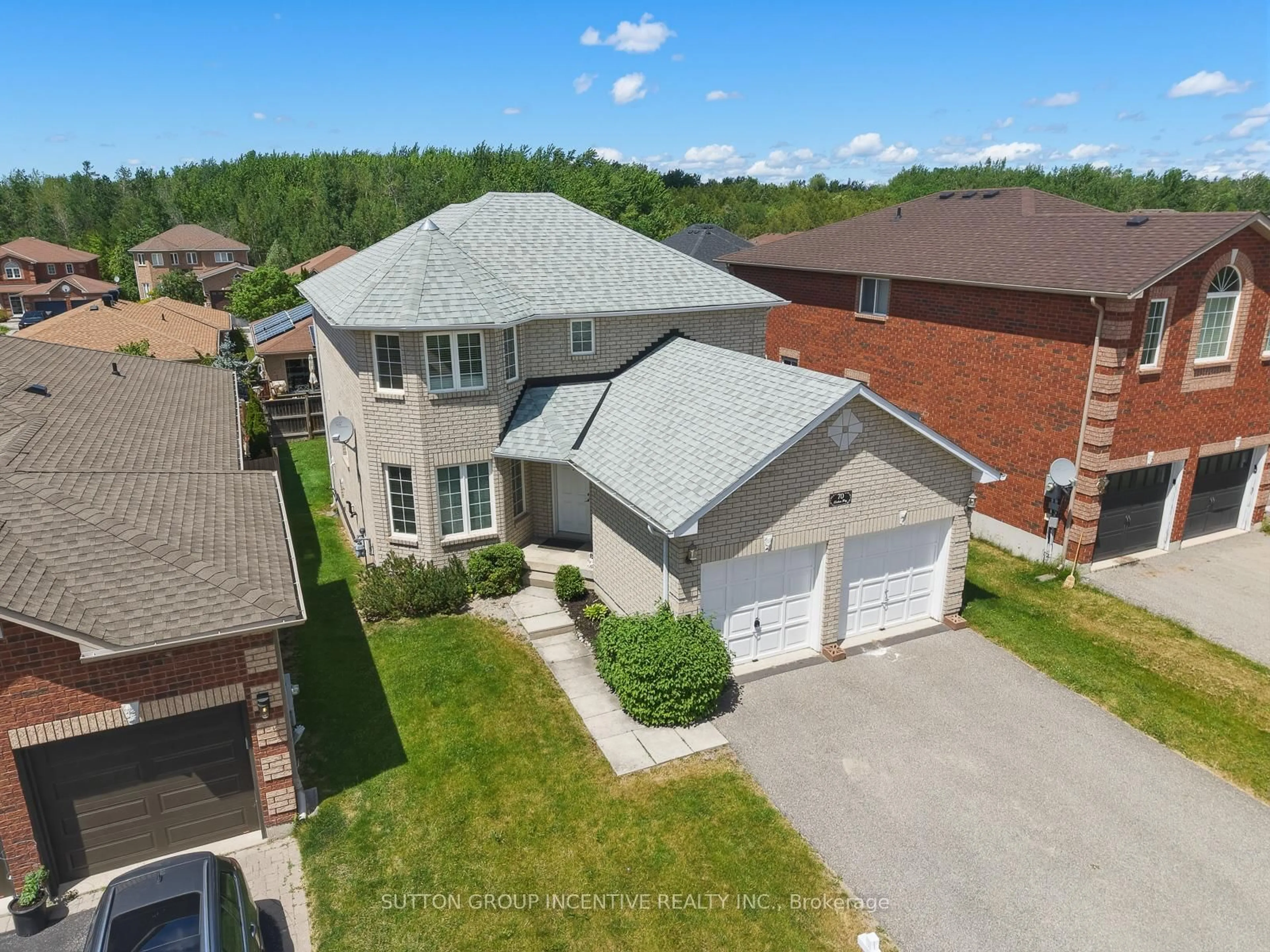 A pic from outside/outdoor area/front of a property/back of a property/a pic from drone, street for 70 Shalom Way, Barrie Ontario L4N 5Y3