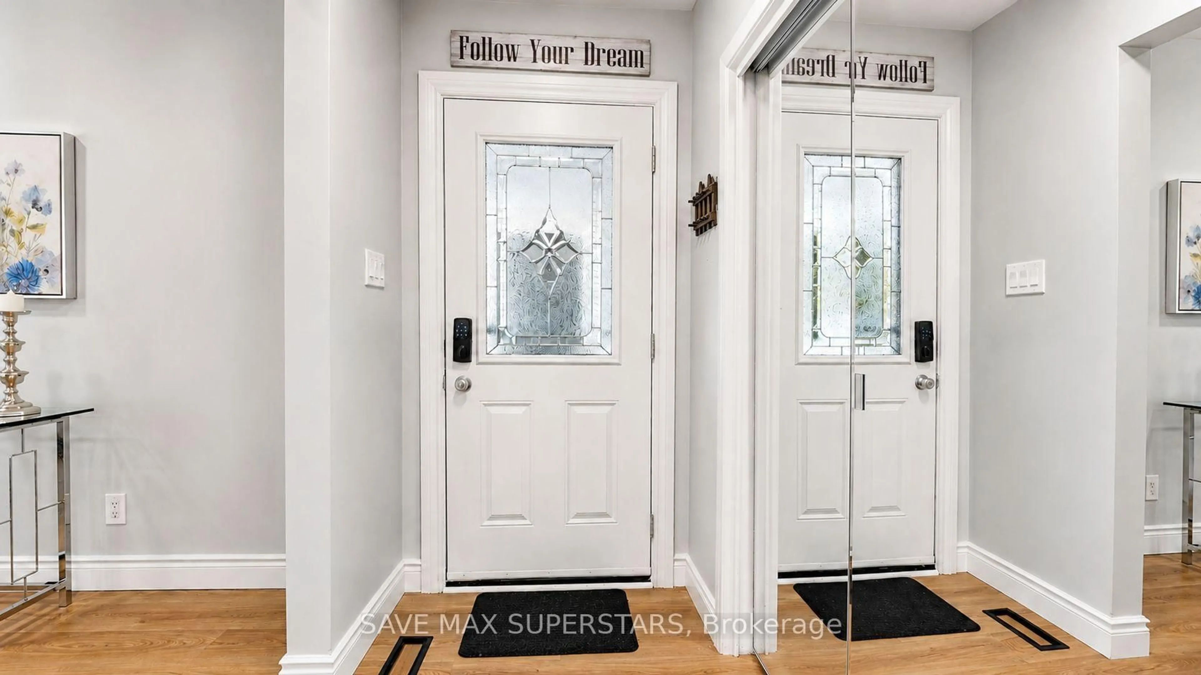 Indoor entryway for 275 Grove St, Barrie Ontario L4M 2R2