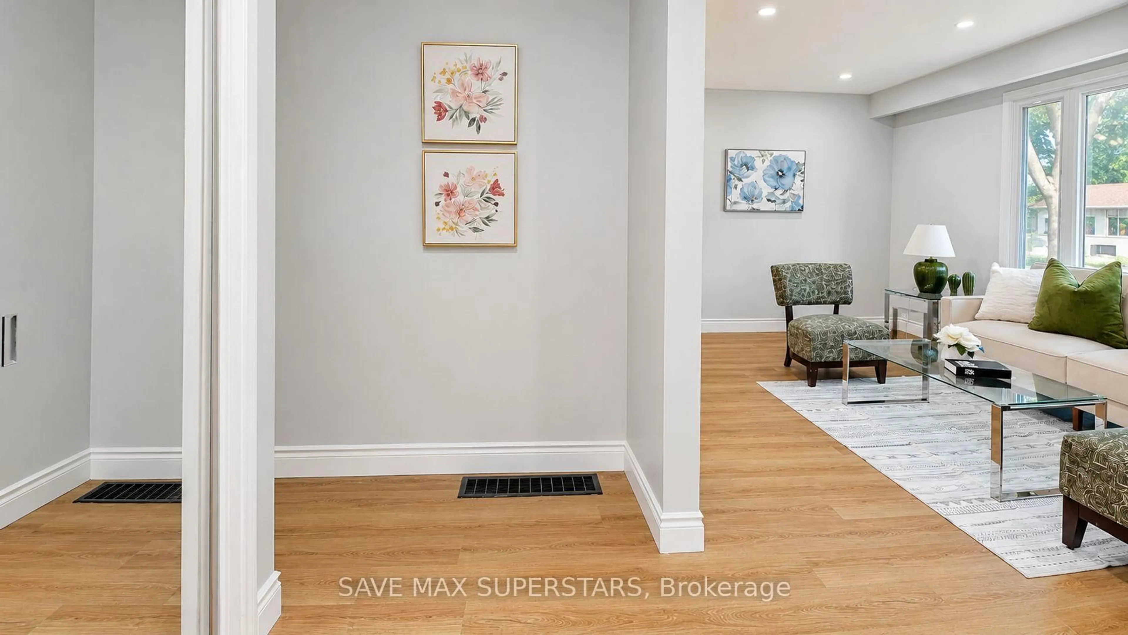 Indoor entryway for 275 Grove St, Barrie Ontario L4M 2R2