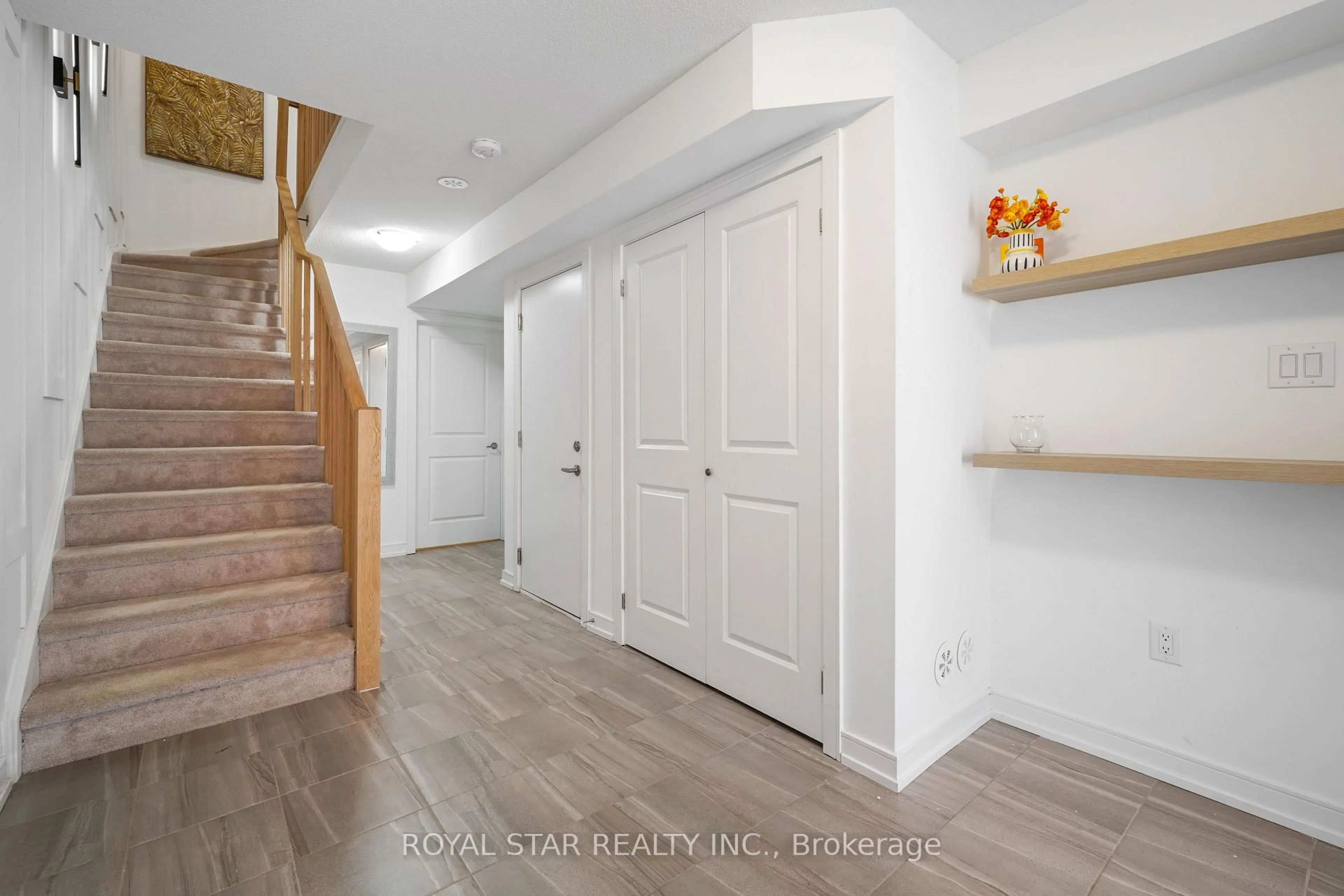 Indoor entryway for 13 Red Maple Lane, Barrie Ontario L9J 0N4
