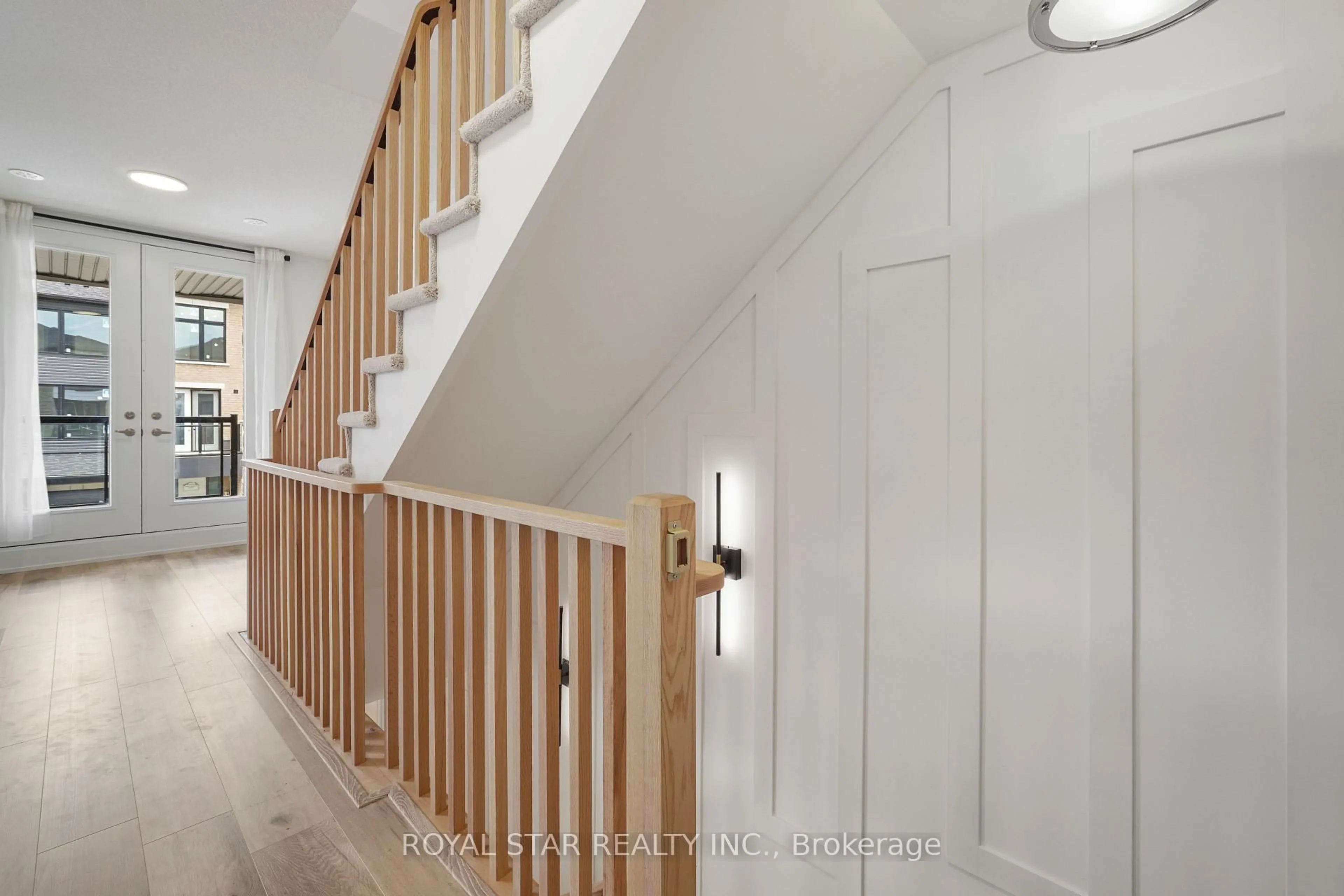 Indoor entryway for 13 Red Maple Lane, Barrie Ontario L9J 0N4