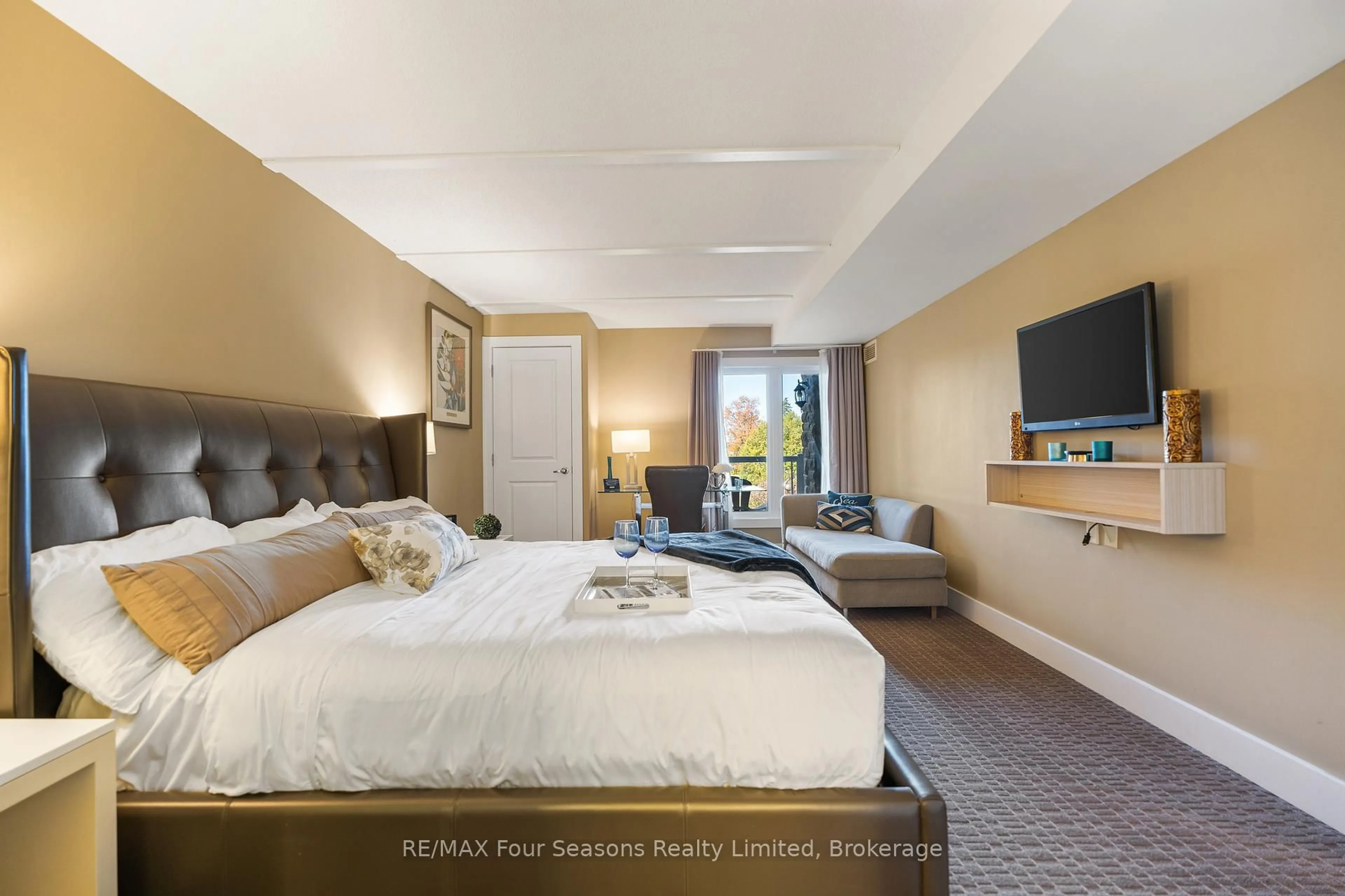 Bedroom with bed, unknown for 9 Harbour St #5109/5111, Collingwood Ontario L9Y 5C5