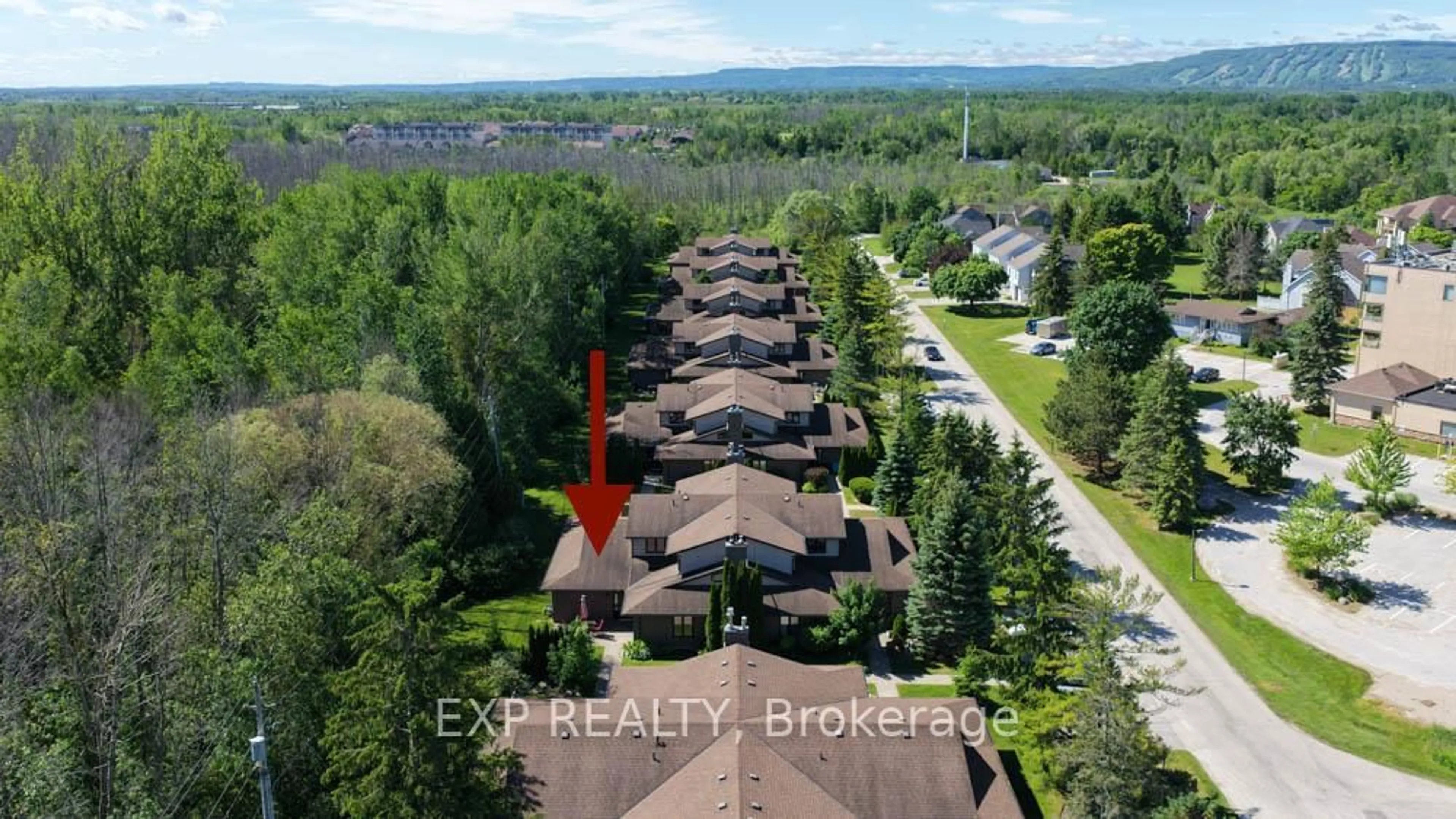 A pic from outside/outdoor area/front of a property/back of a property/a pic from drone, unknown for 9 Trafalgar Rd, Collingwood Ontario L9Y 5G4