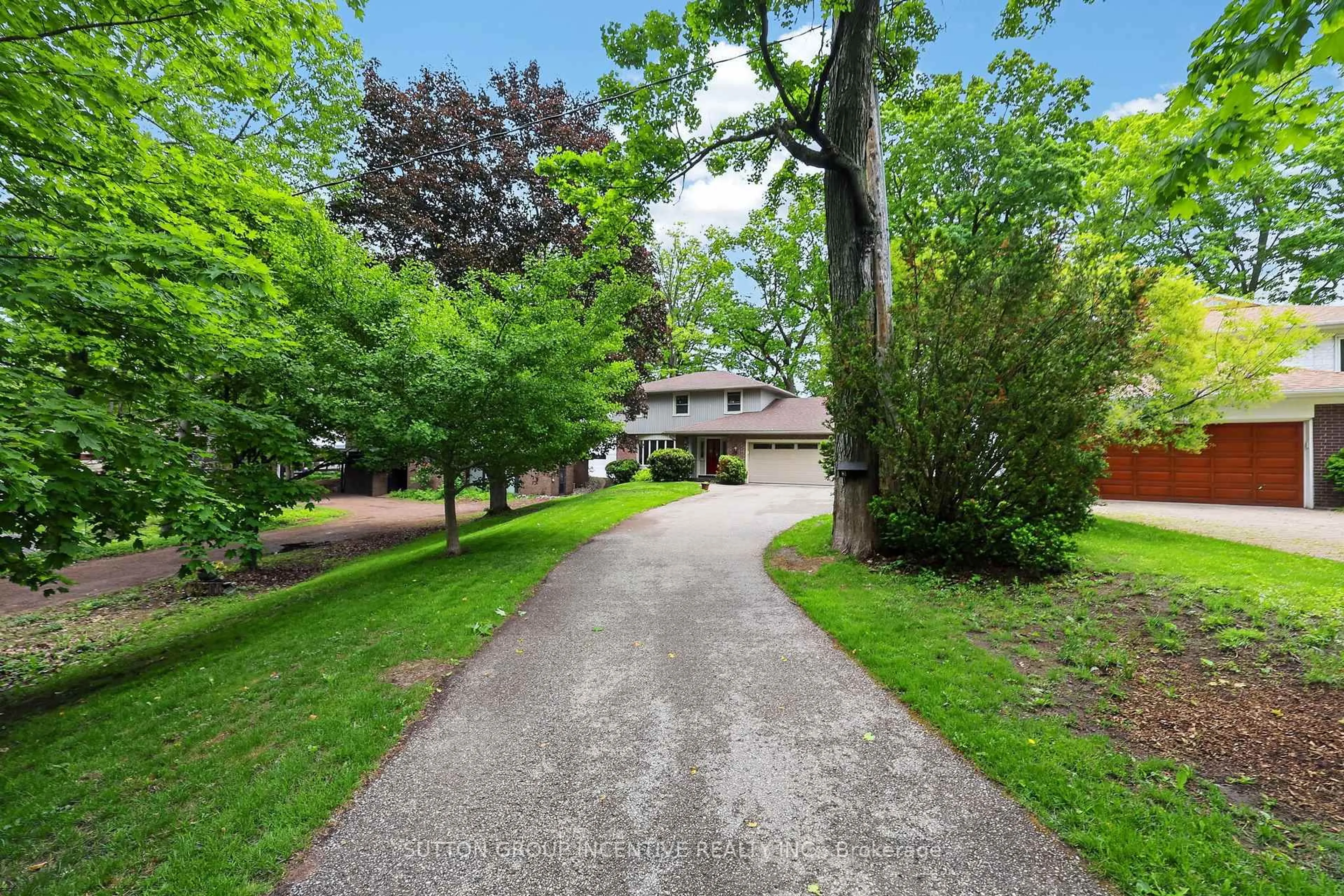 A pic from outside/outdoor area/front of a property/back of a property/a pic from drone, street for 3 Southwood Circ, Orillia Ontario L3V 2H8