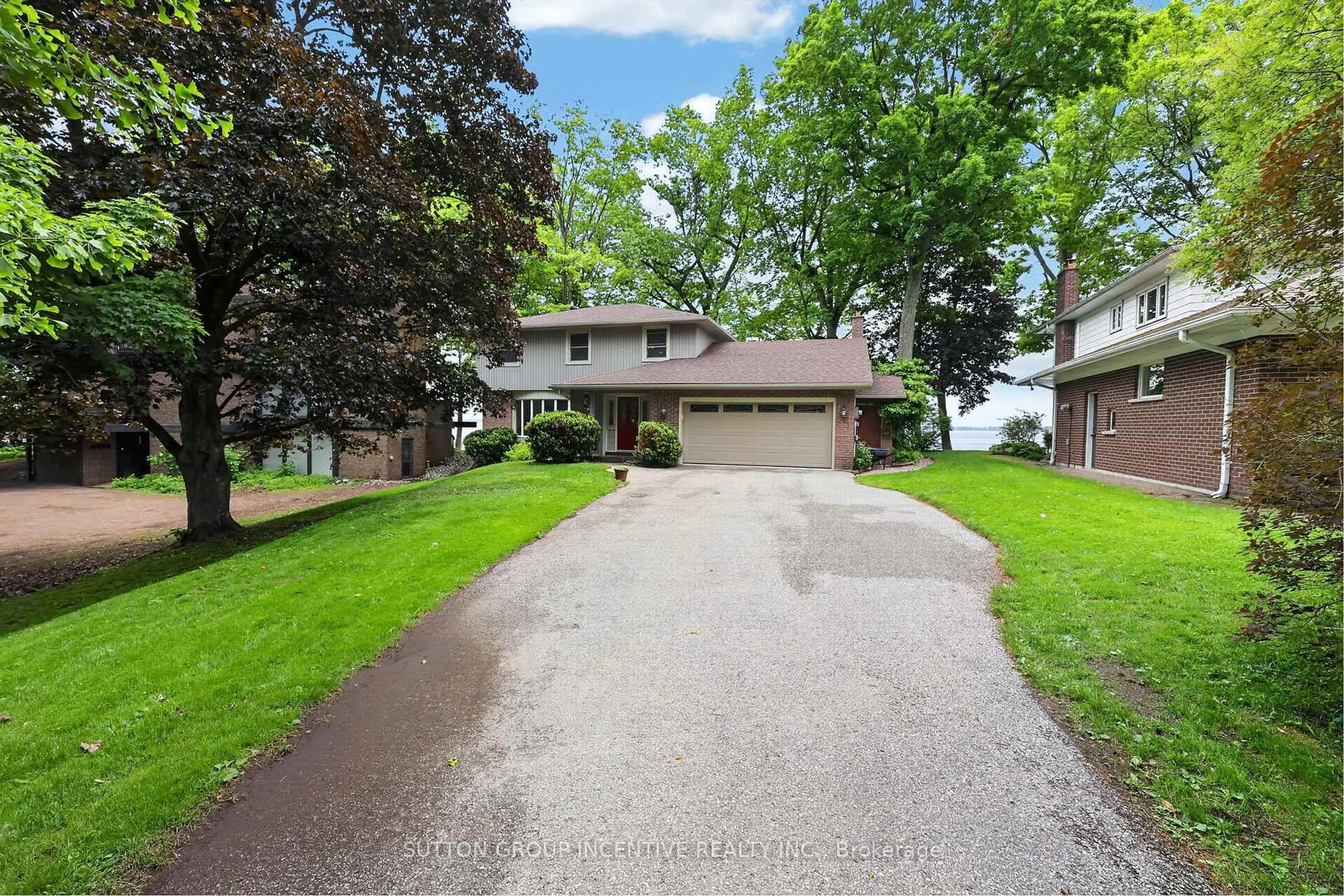 A pic from outside/outdoor area/front of a property/back of a property/a pic from drone, street for 3 Southwood Circ, Orillia Ontario L3V 2H8