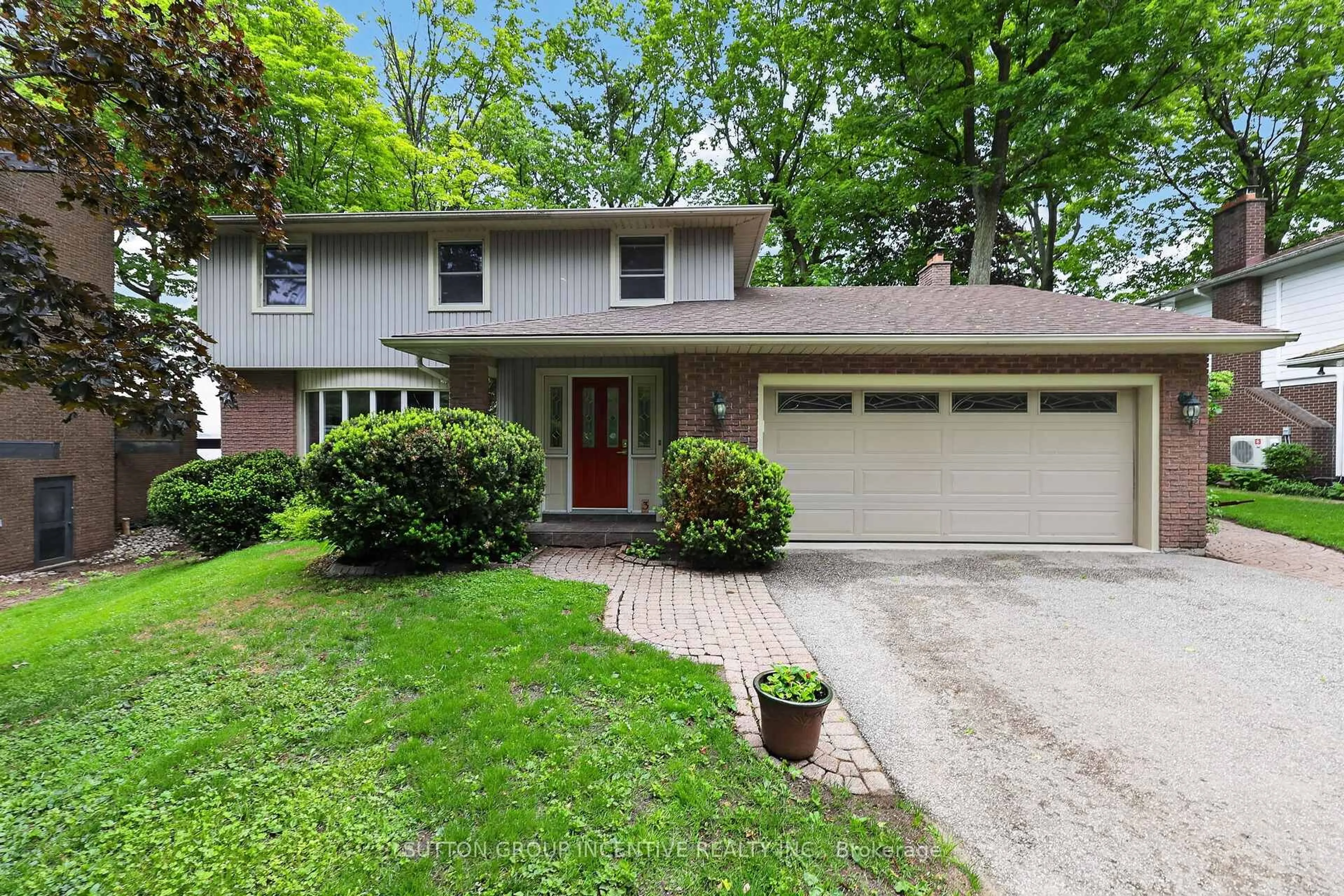 Home with vinyl exterior material, street for 3 Southwood Circ, Orillia Ontario L3V 2H8