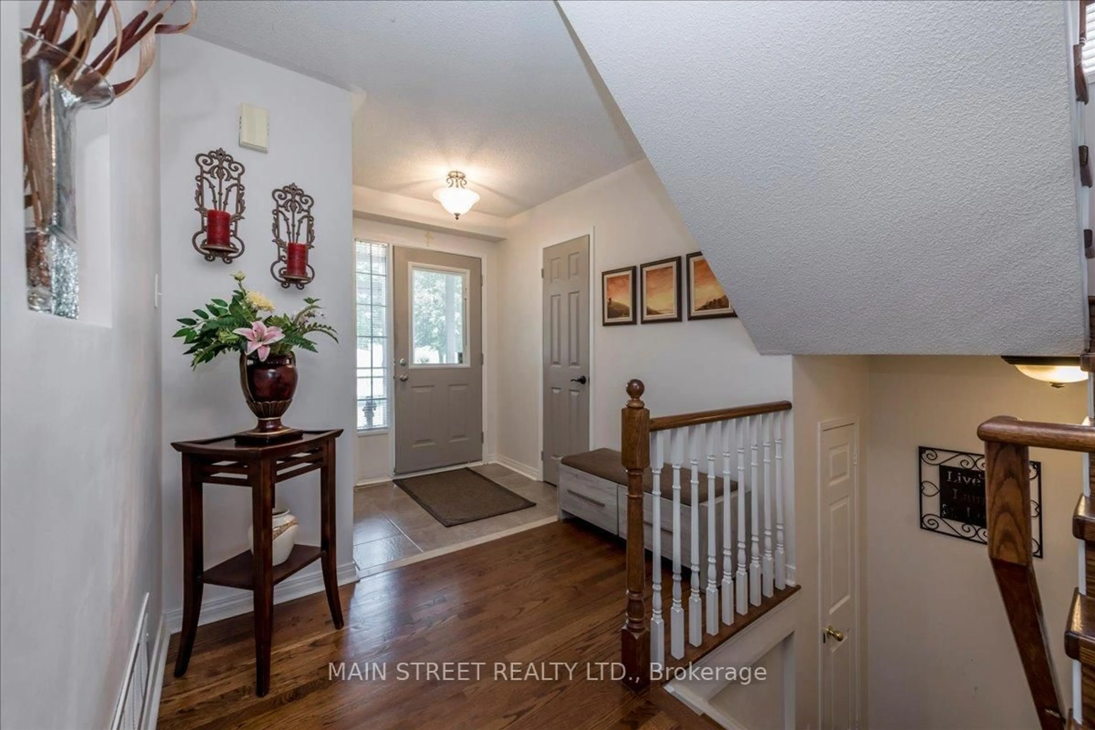 Indoor entryway for 128 Tunbridge Rd, Barrie Ontario L4M 6S2