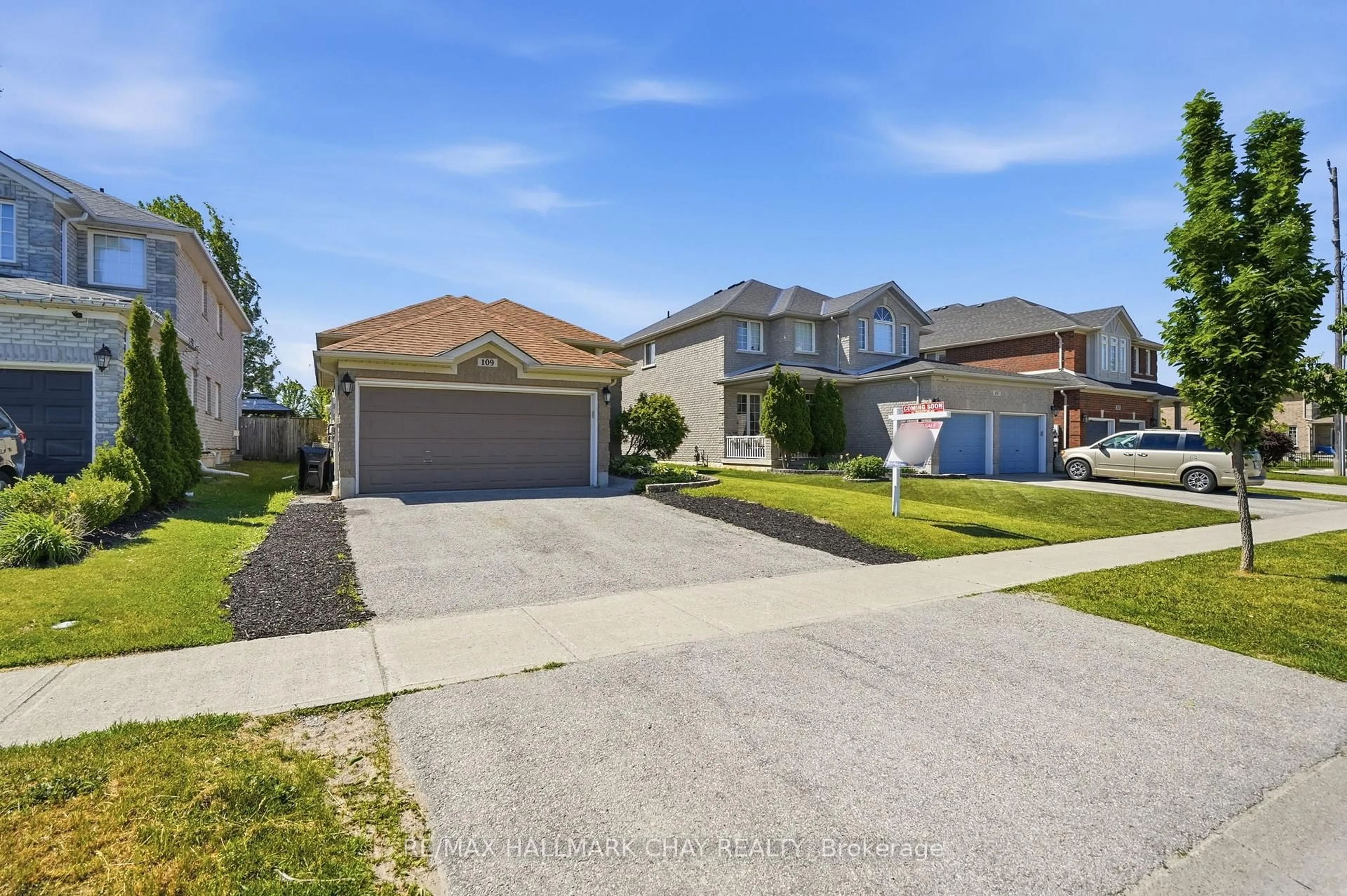 A pic from outside/outdoor area/front of a property/back of a property/a pic from drone, street for 109 Sovereigns Gate, Barrie Ontario L4N 0Y9