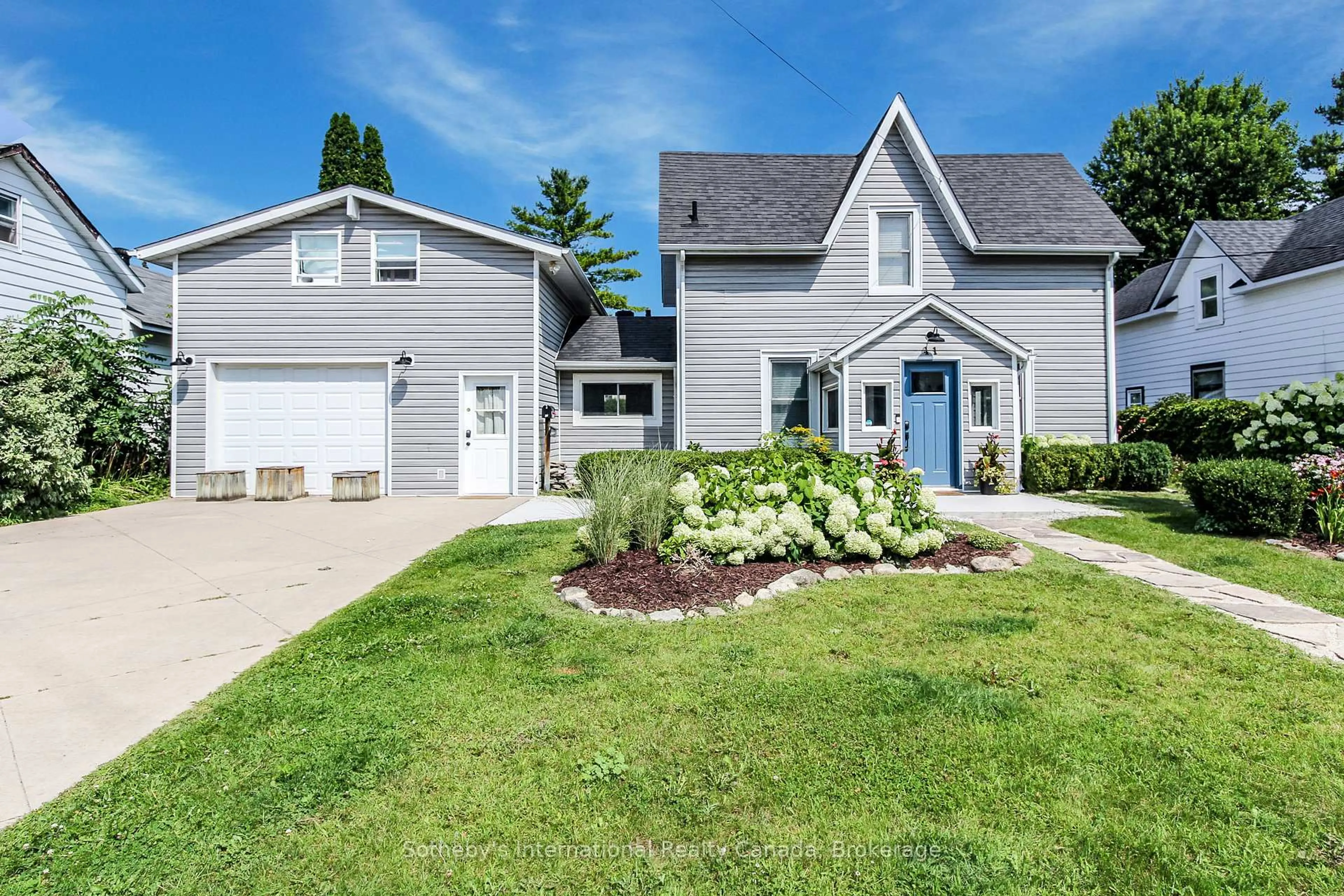 Home with vinyl exterior material, street for 41 Market St, Collingwood Ontario L9Y 3M5