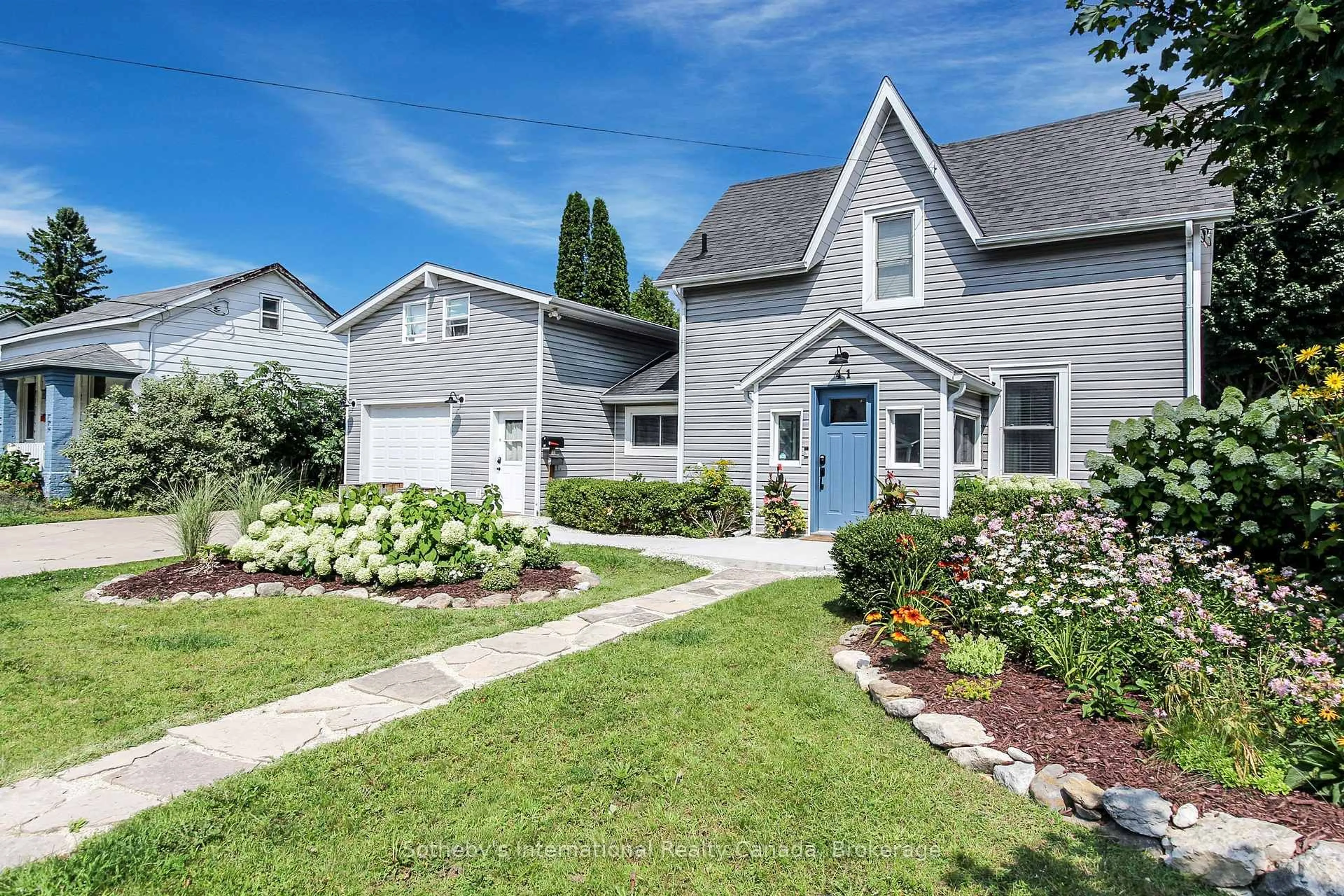 Home with vinyl exterior material, street for 41 Market St, Collingwood Ontario L9Y 3M5