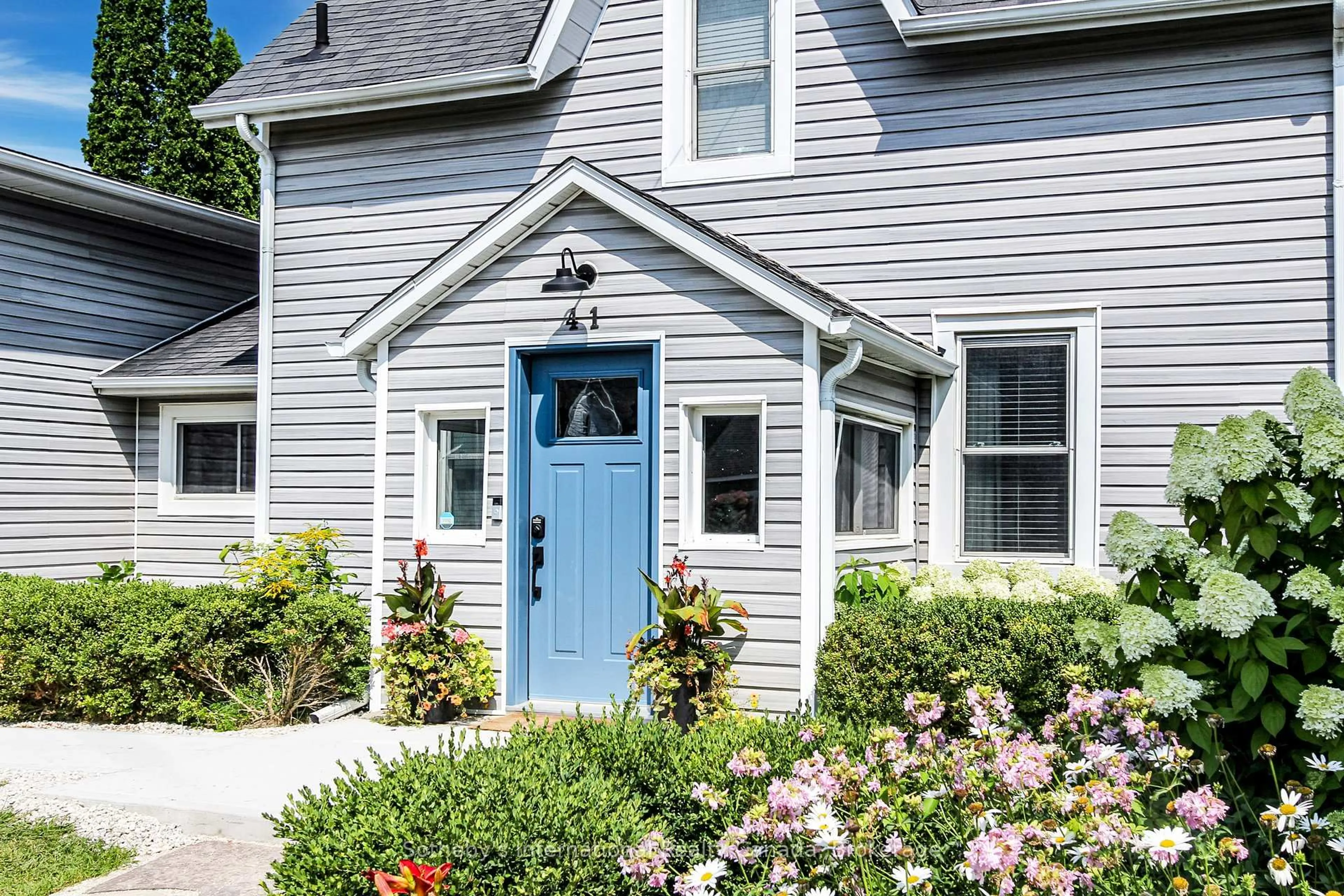 Home with vinyl exterior material, street for 41 Market St, Collingwood Ontario L9Y 3M5