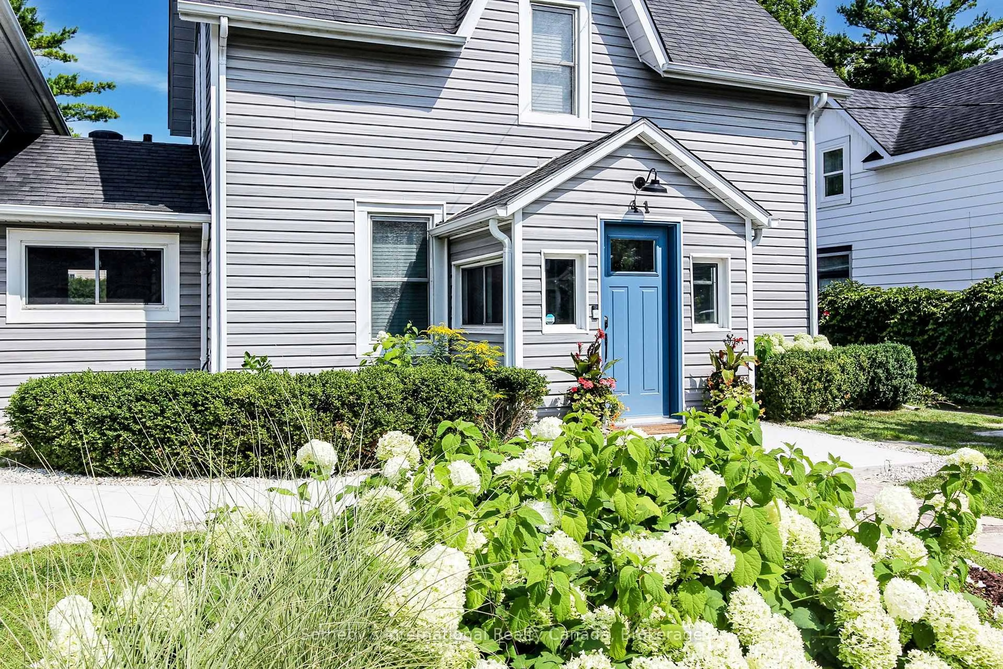 Home with vinyl exterior material, street for 41 Market St, Collingwood Ontario L9Y 3M5