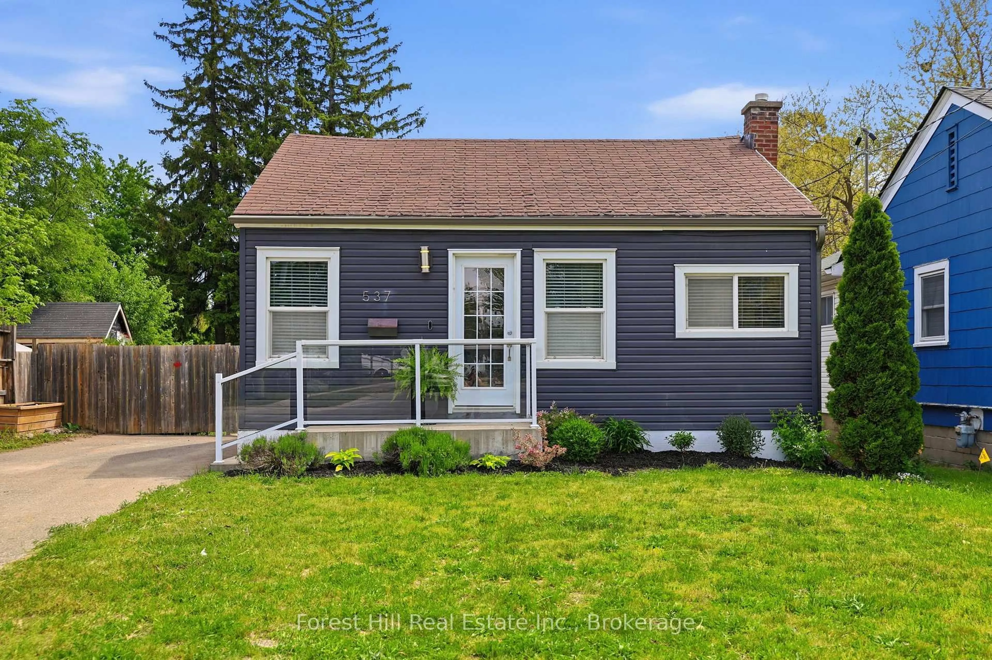 Home with vinyl exterior material, street for 537 Hurontario St, Collingwood Ontario L9Y 2N4