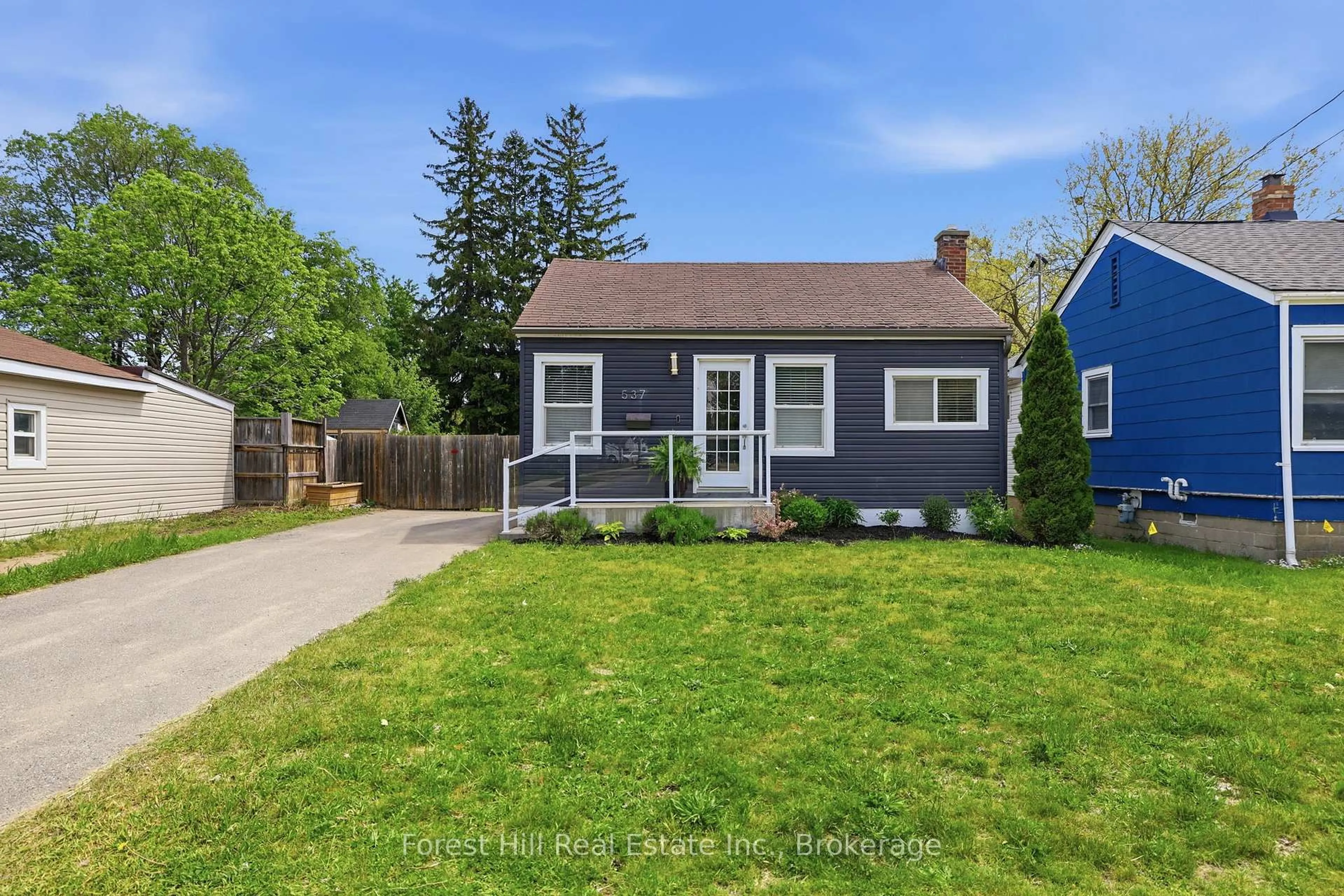 Home with vinyl exterior material, street for 537 Hurontario St, Collingwood Ontario L9Y 2N4