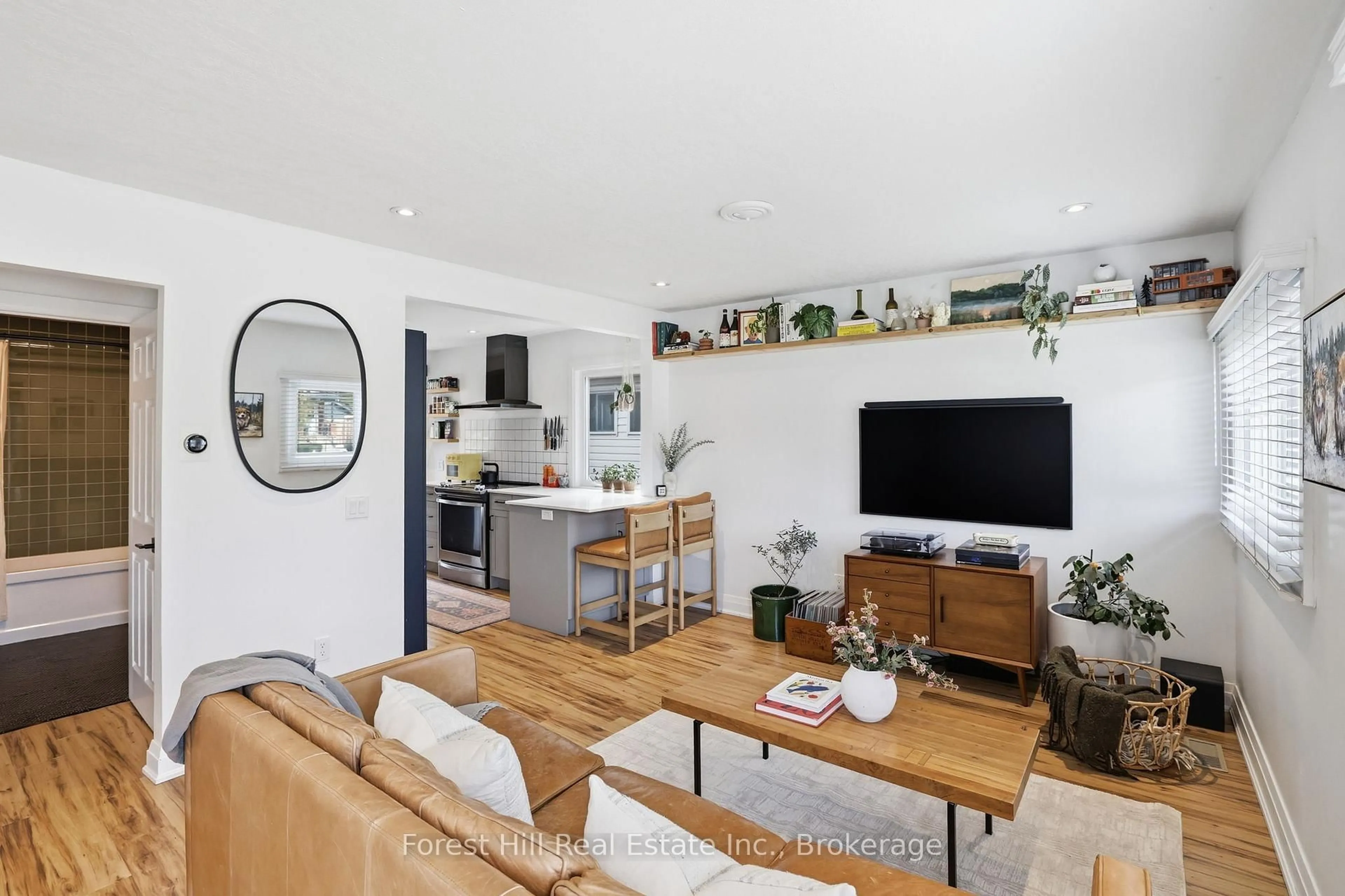 Living room with furniture, wood/laminate floor for 537 Hurontario St, Collingwood Ontario L9Y 2N4