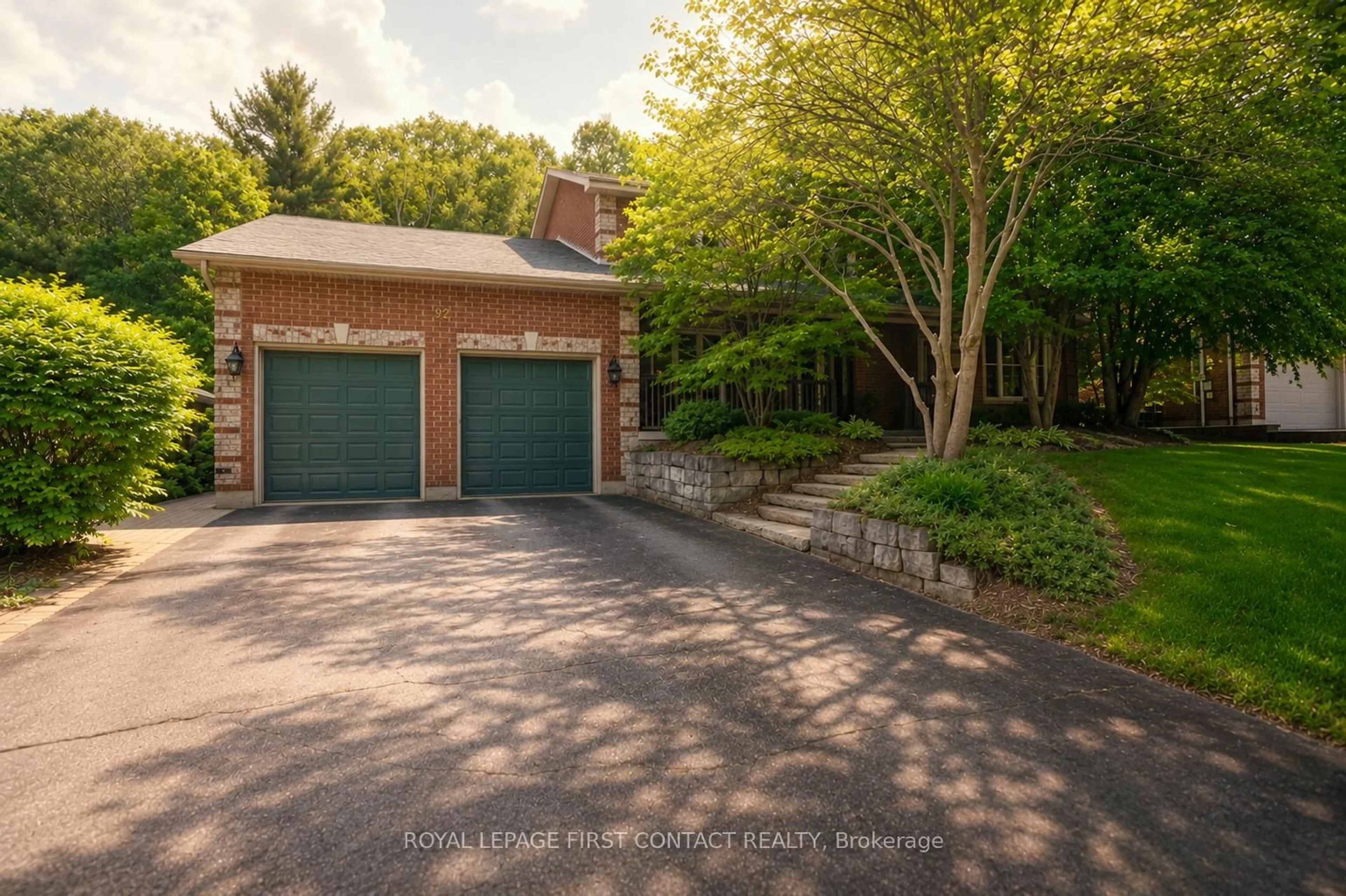 A pic from outside/outdoor area/front of a property/back of a property/a pic from drone, street for 92 Wildwood Tr, Barrie Ontario L4N 7Z8