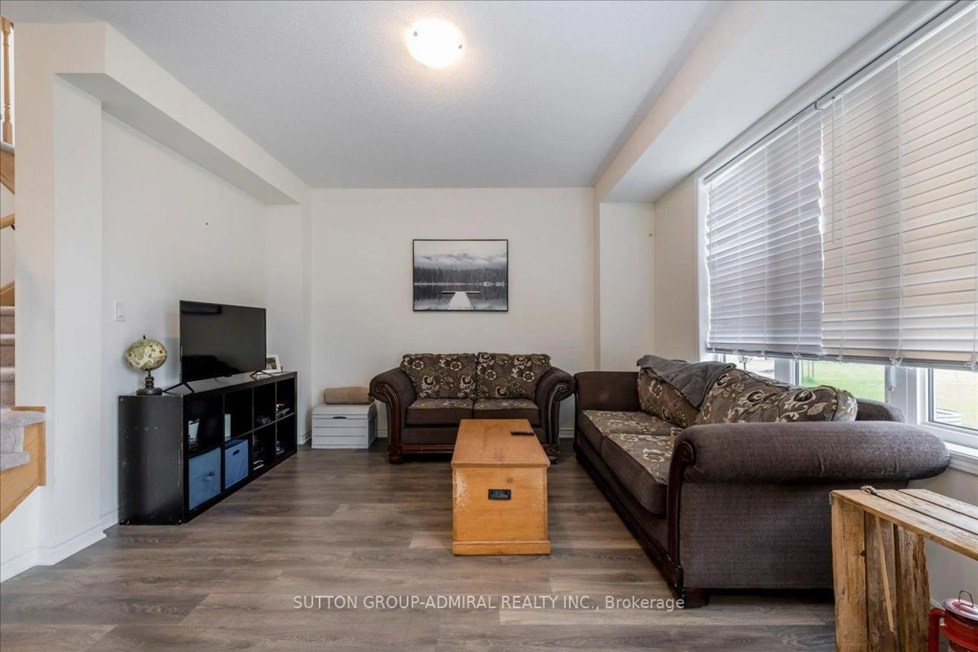 Living room with furniture, wood/laminate floor for 34 Abby Dr, Wasaga Beach Ontario L9Z 0K2