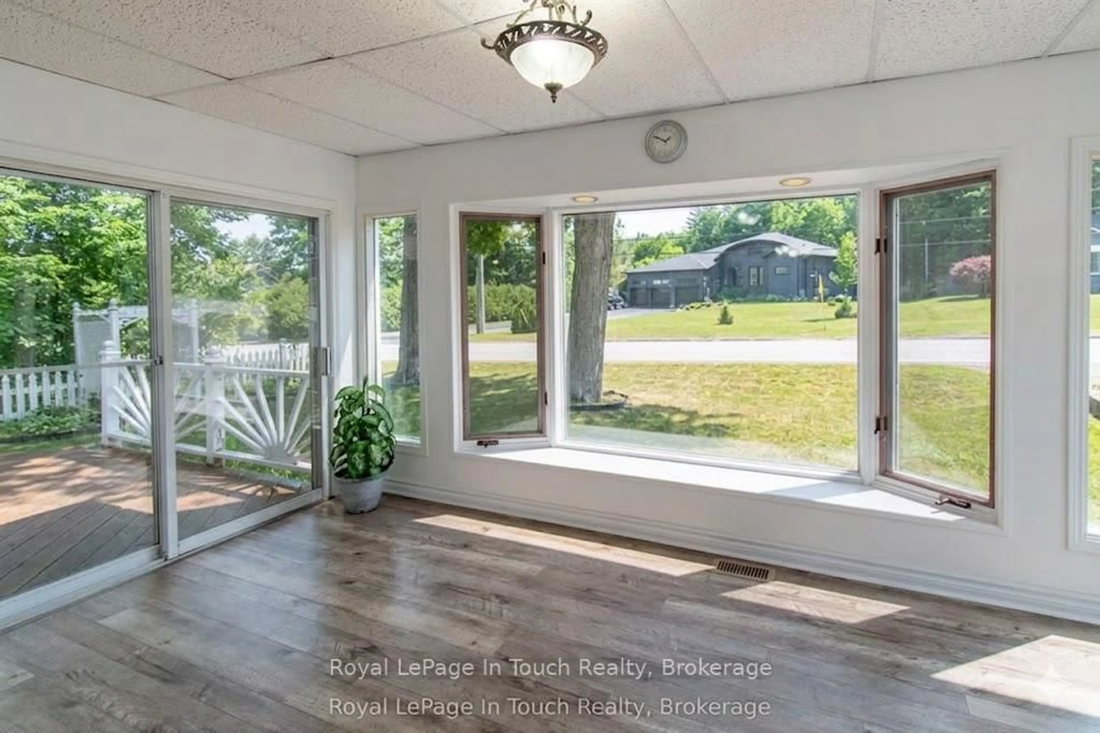 Indoor entryway for 748 Overhead bridge Rd, Penetanguishene Ontario L9M 0V6