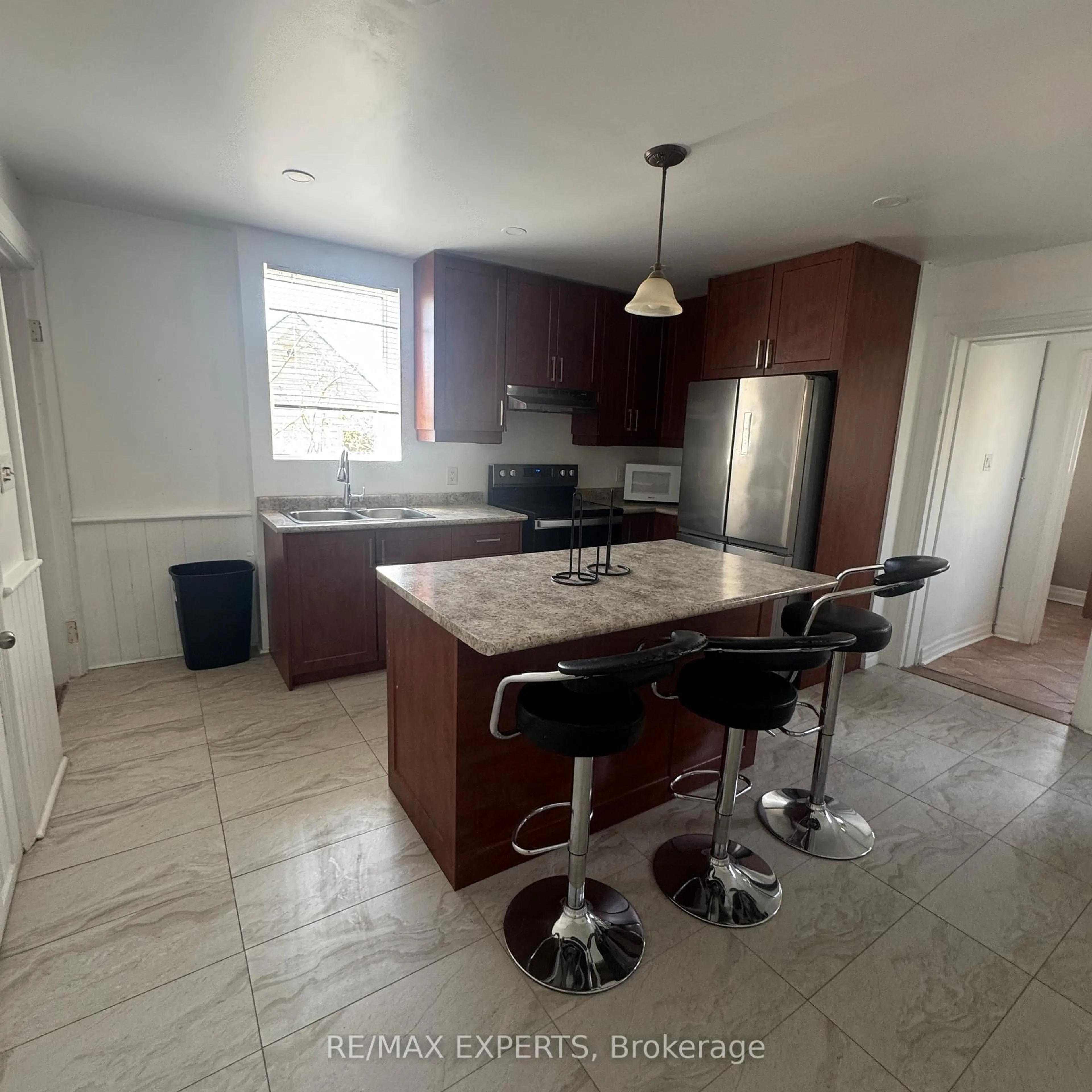 Unknown for 418 Dominion Ave, Midland Ontario L4L 1P2