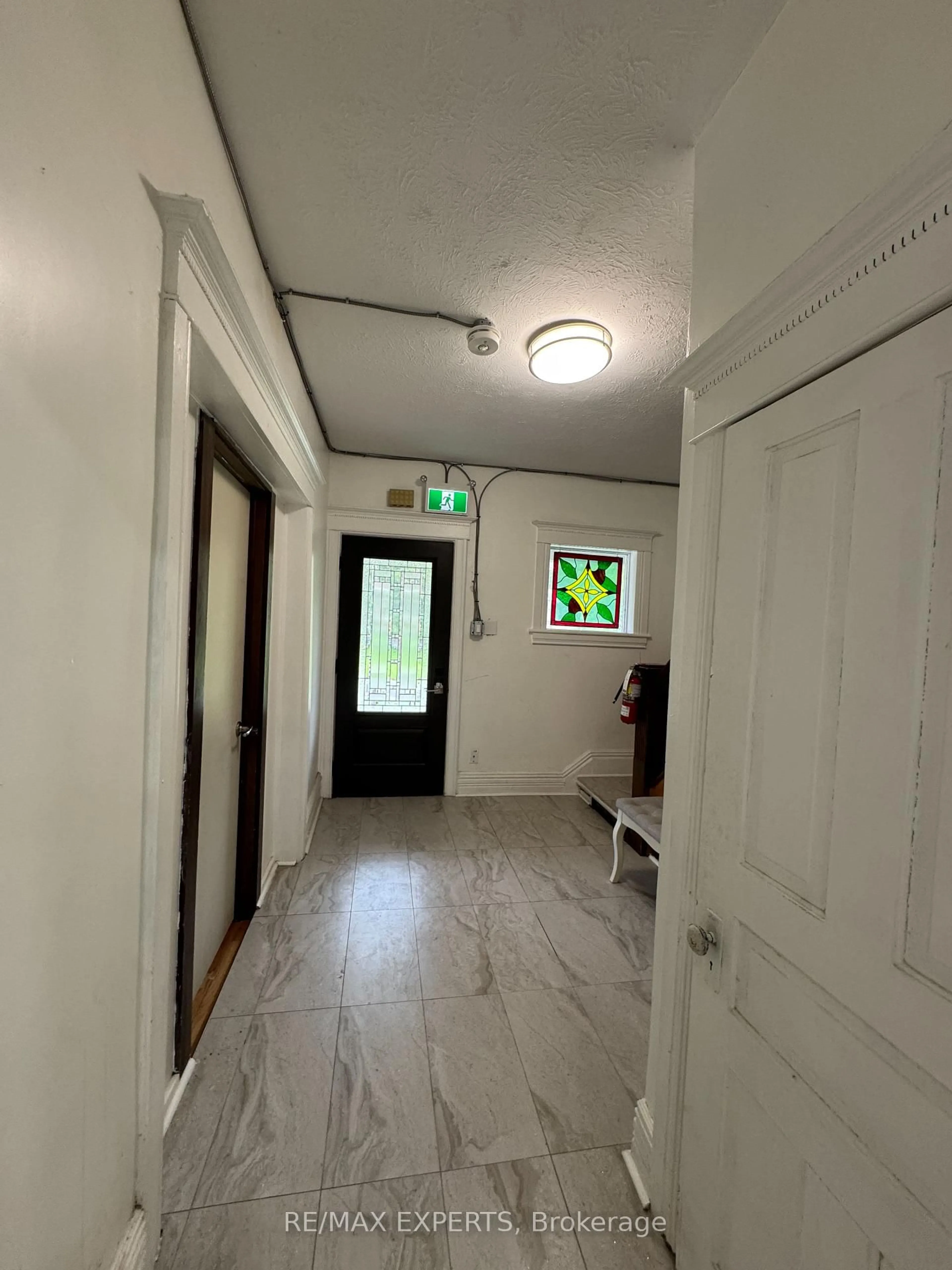 Indoor foyer for 418 Dominion Ave, Midland Ontario L4L 1P2