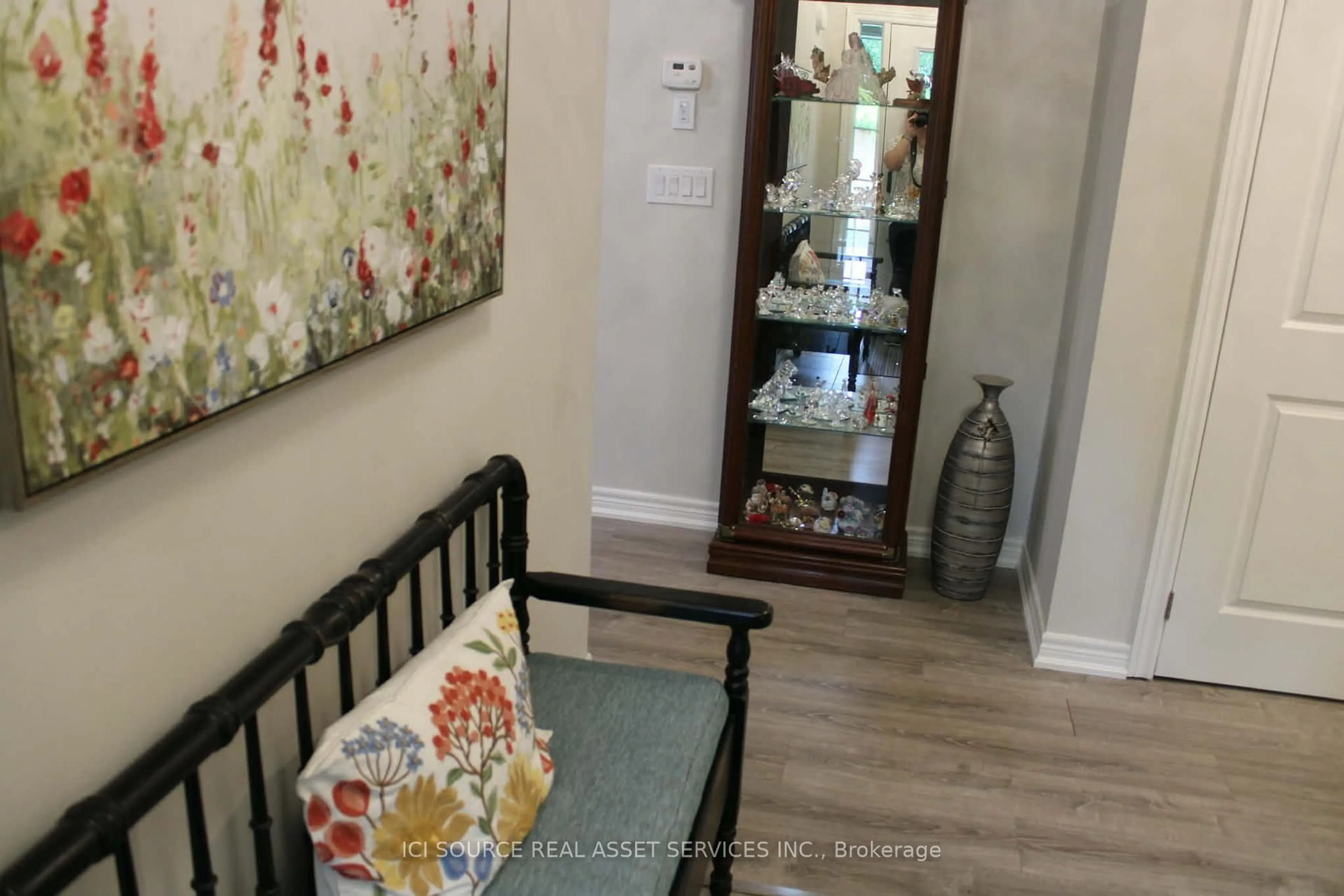 Indoor entryway for 320 East St, Orillia Ontario L3V 8K9