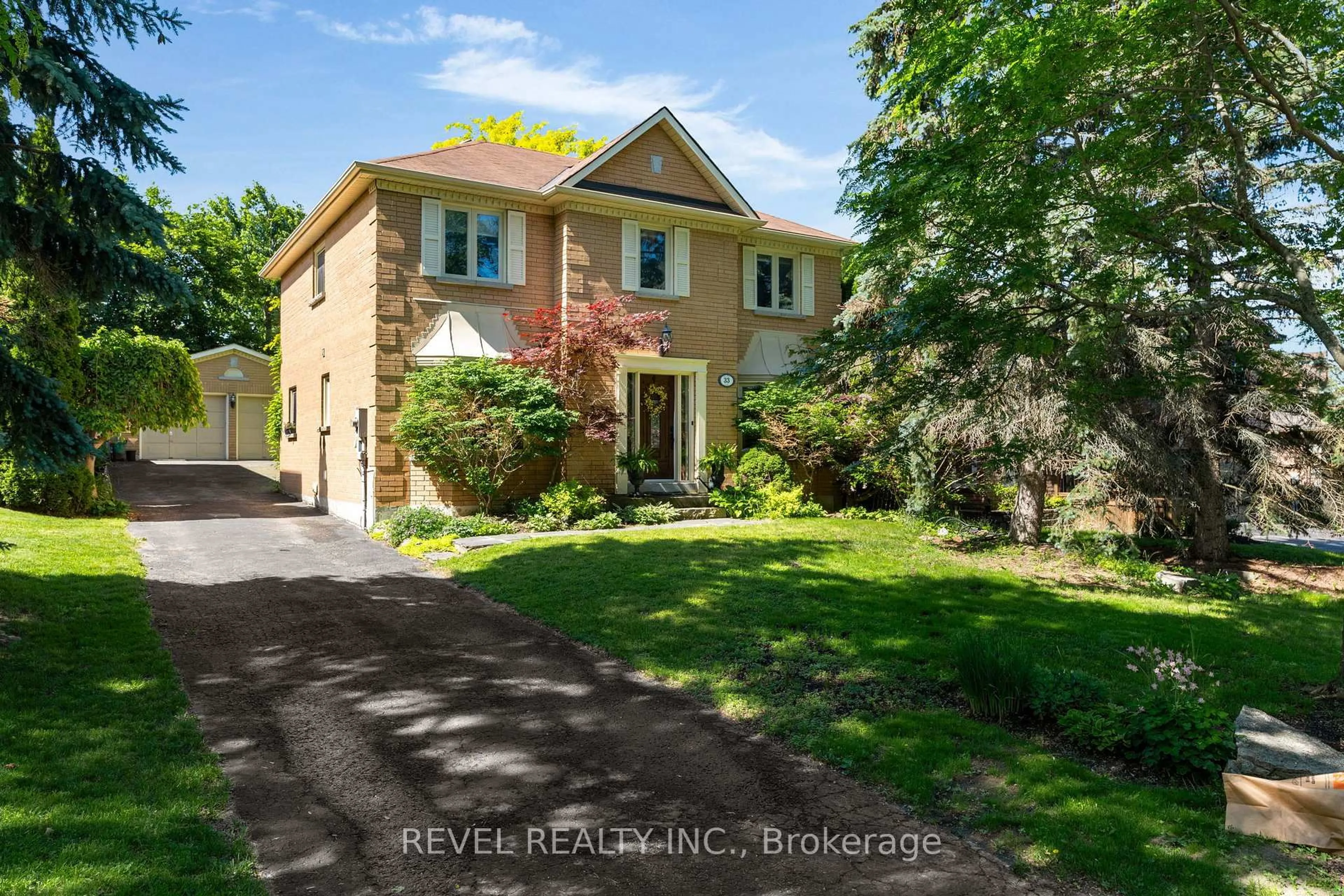 A pic from outside/outdoor area/front of a property/back of a property/a pic from drone, street for 33 Falling Brook Dr, Barrie Ontario L4N 7E9