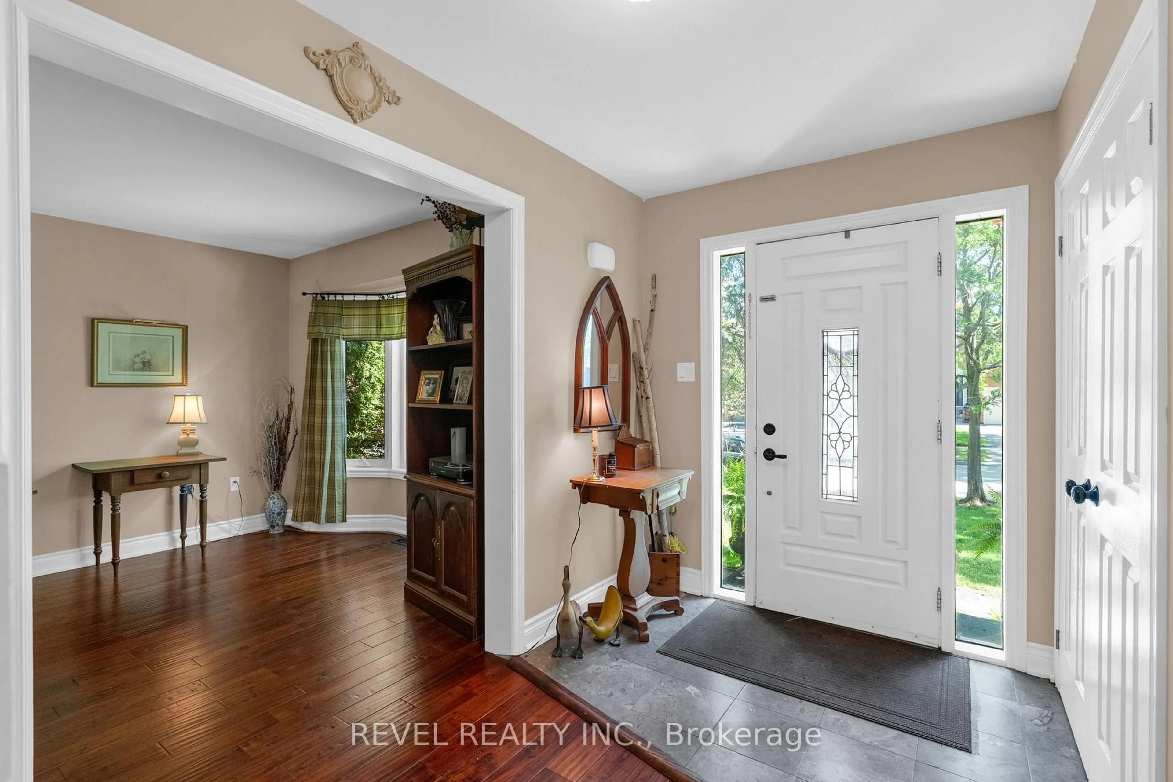 Indoor entryway for 33 Falling Brook Dr, Barrie Ontario L4N 7E9