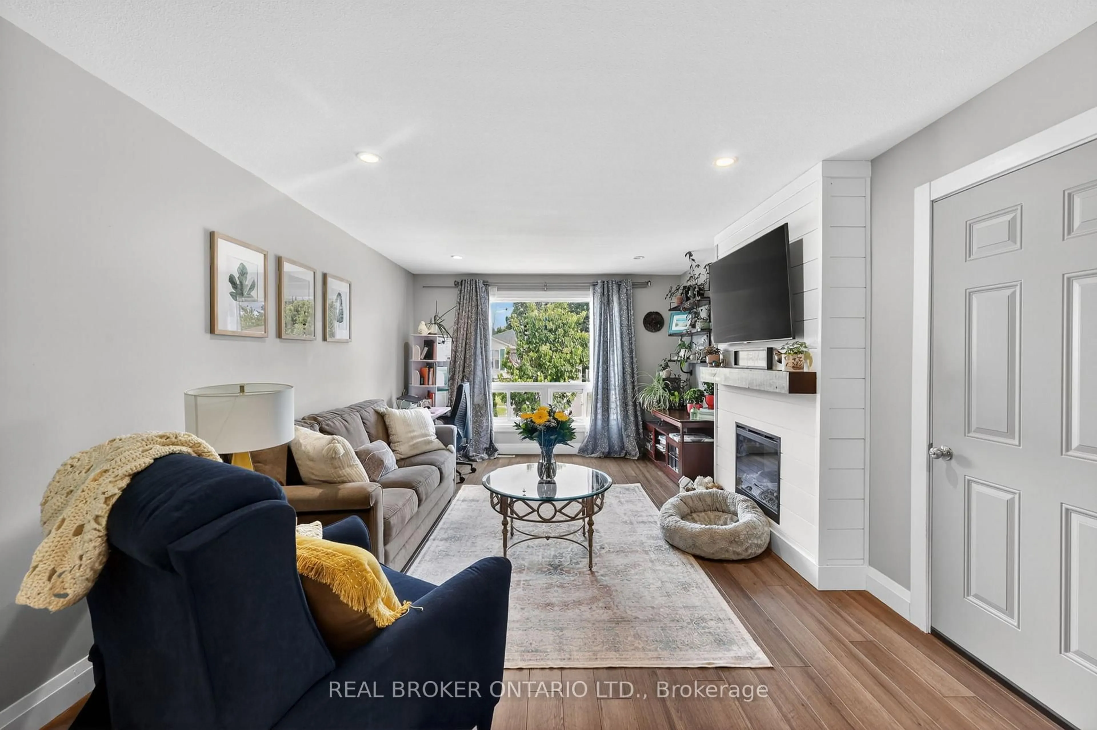 Living room with furniture, unknown for 35 Courtney Cres, Orillia Ontario L3V 7Y3