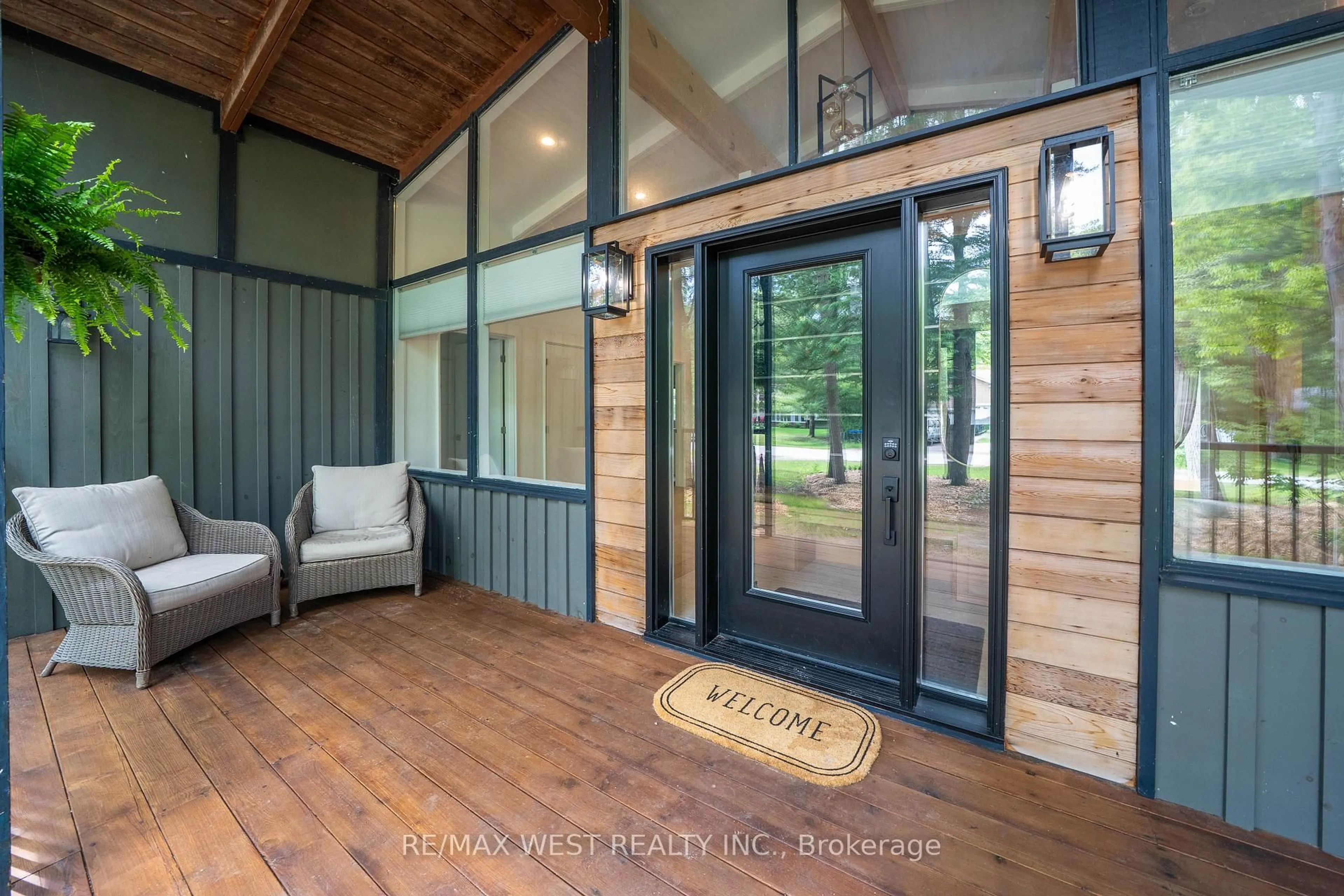Indoor entryway for 94 28th St, Wasaga Beach Ontario L9Z 2E2