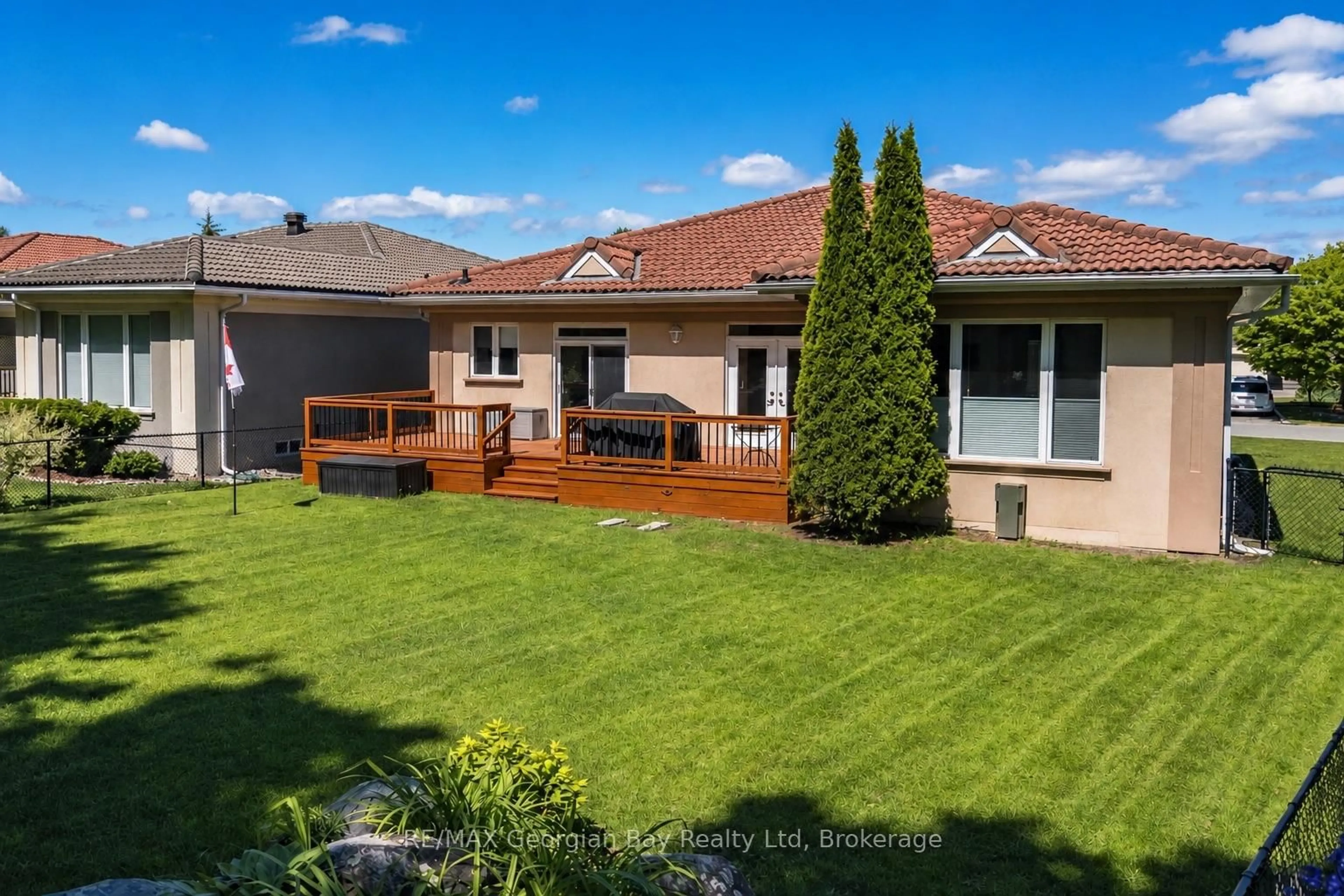 A pic from outside/outdoor area/front of a property/back of a property/a pic from drone, unknown for 502 Aberdeen Blvd, Midland Ontario L4R 5L9