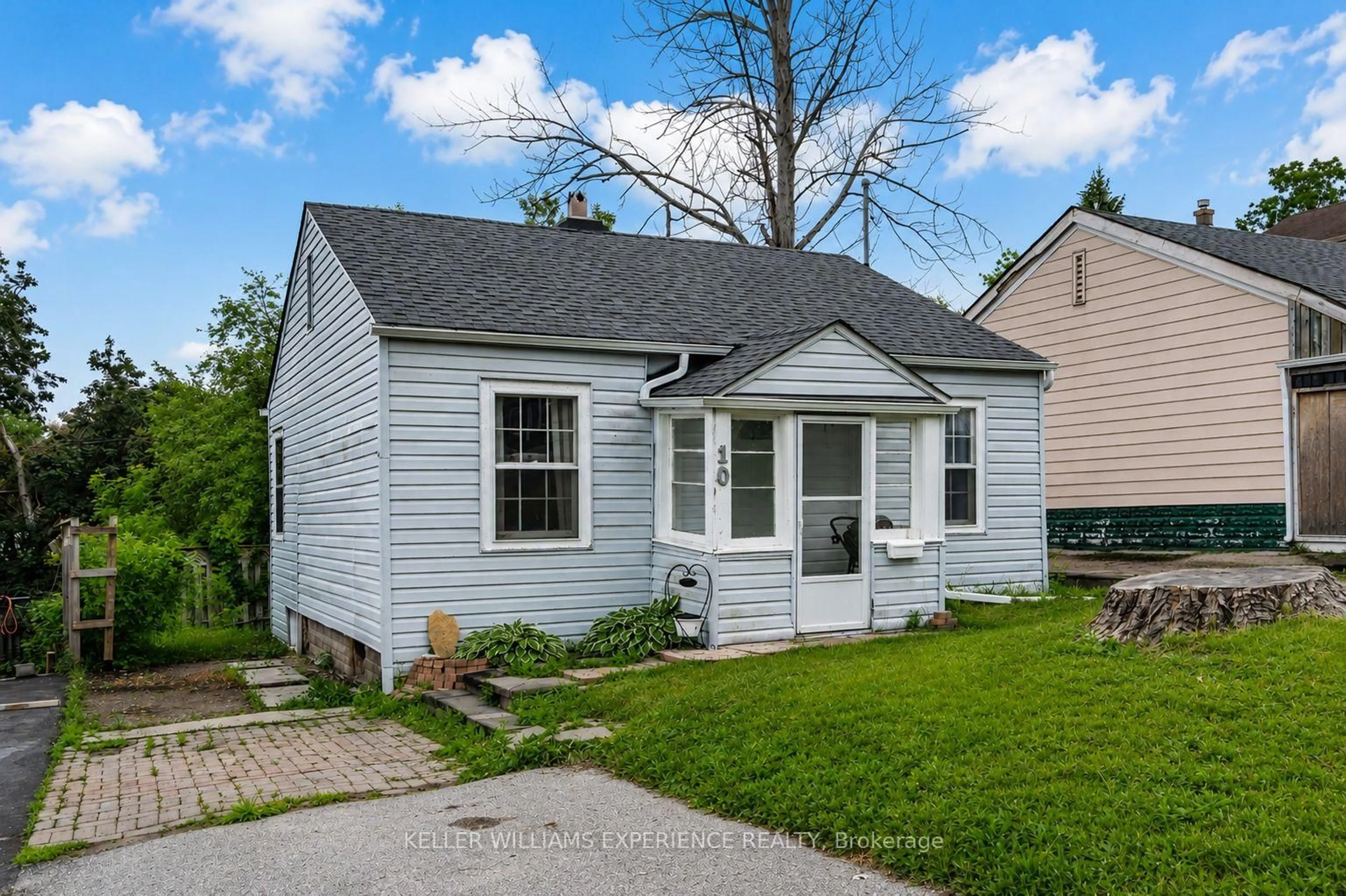 Home with vinyl exterior material, street for 10 Argyle Ave, Orillia Ontario L3V 2V6