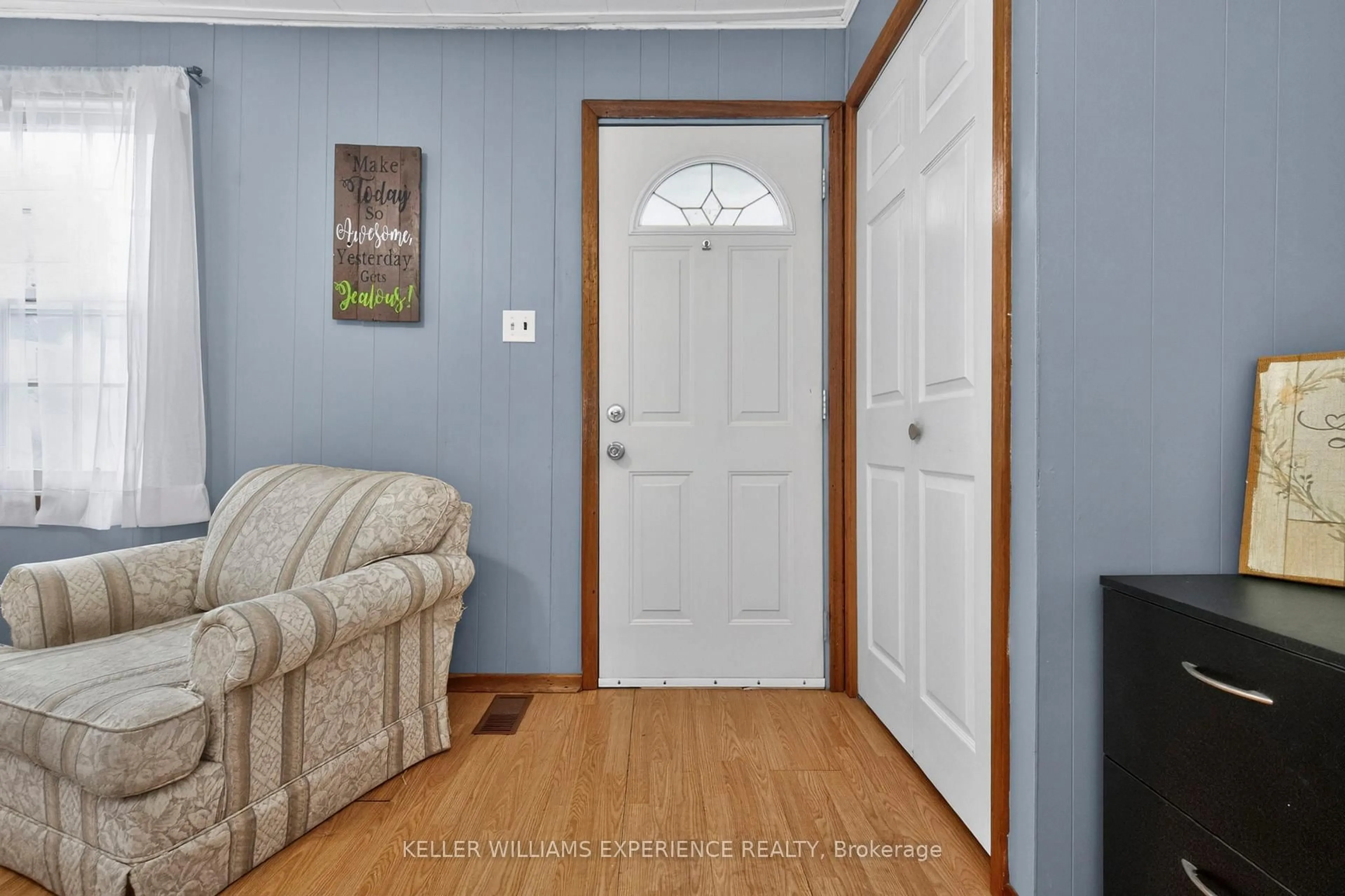 Indoor entryway for 10 Argyle Ave, Orillia Ontario L3V 2V6