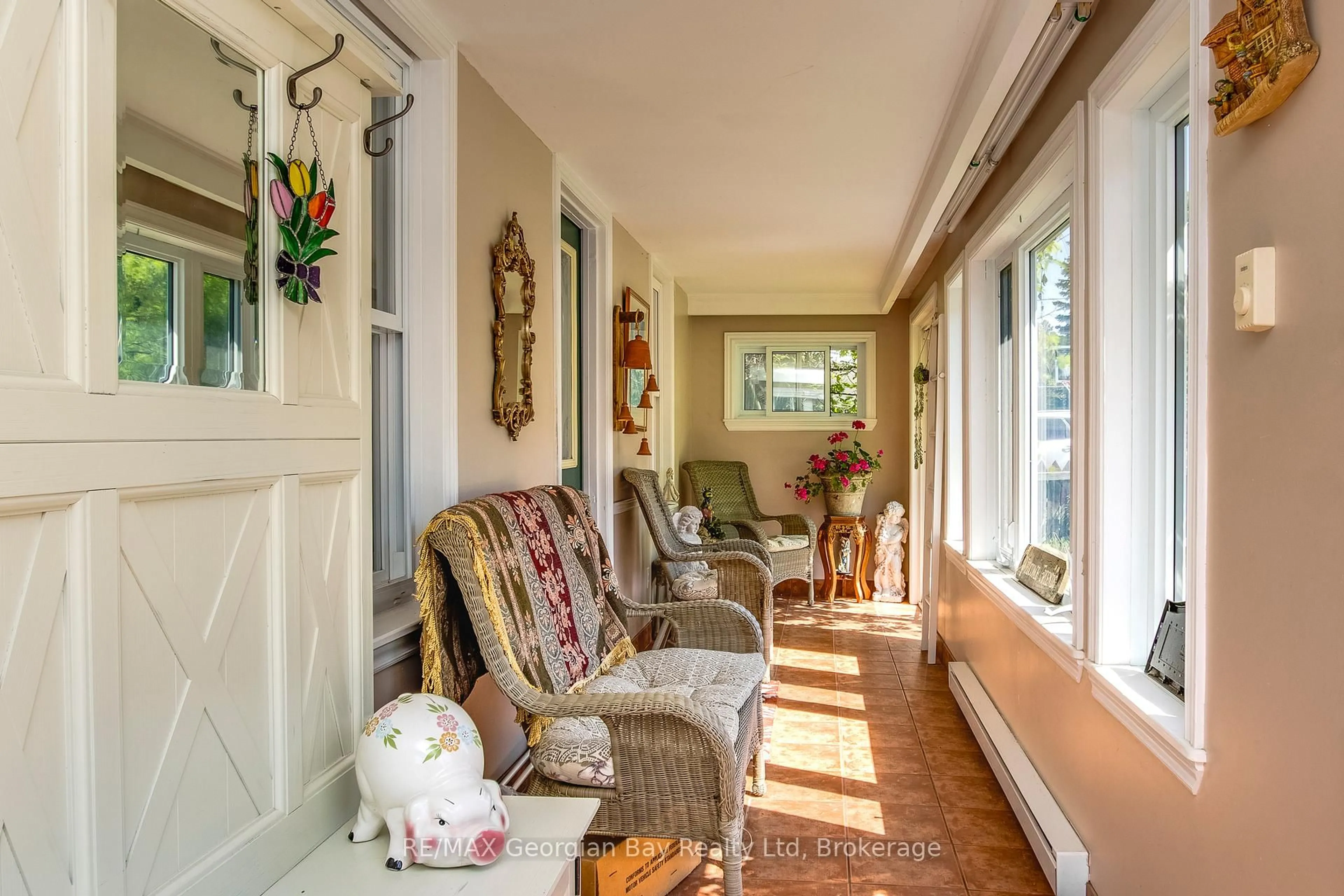 Indoor entryway for 178 Church St, Penetanguishene Ontario L9M 1E6