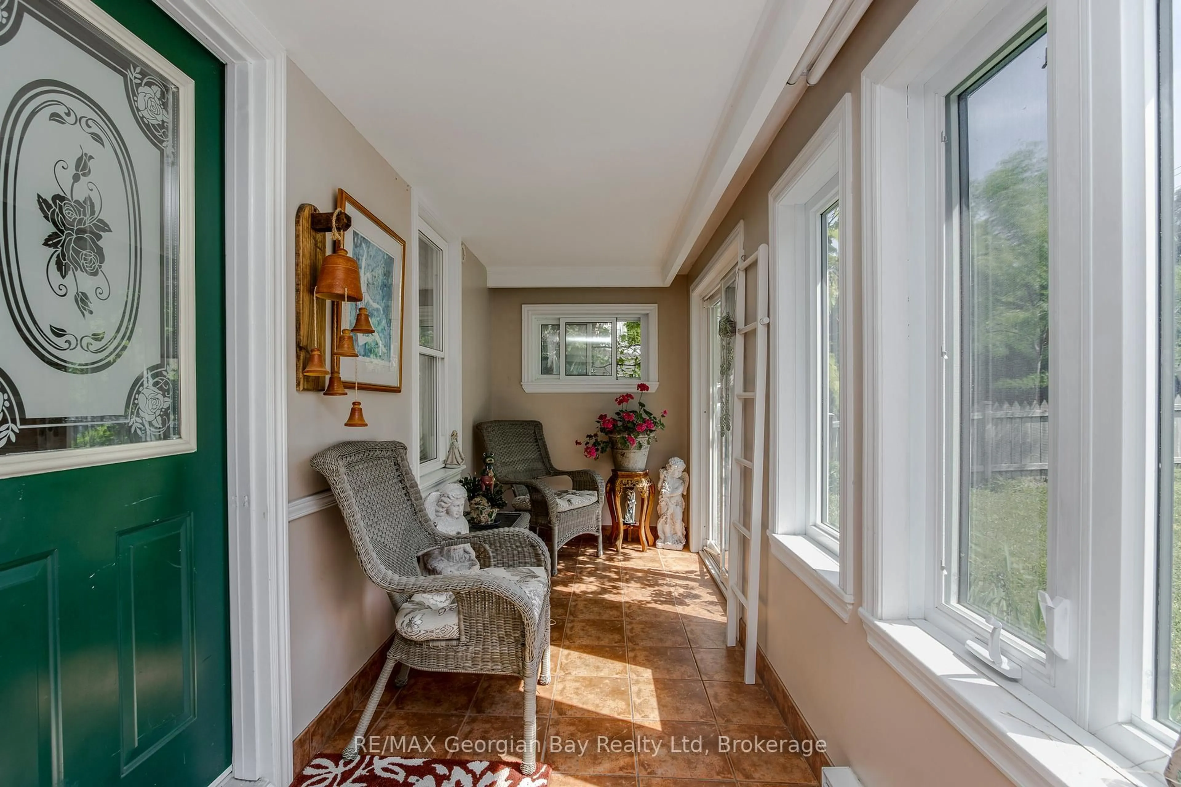 Indoor entryway for 178 Church St, Penetanguishene Ontario L9M 1E6