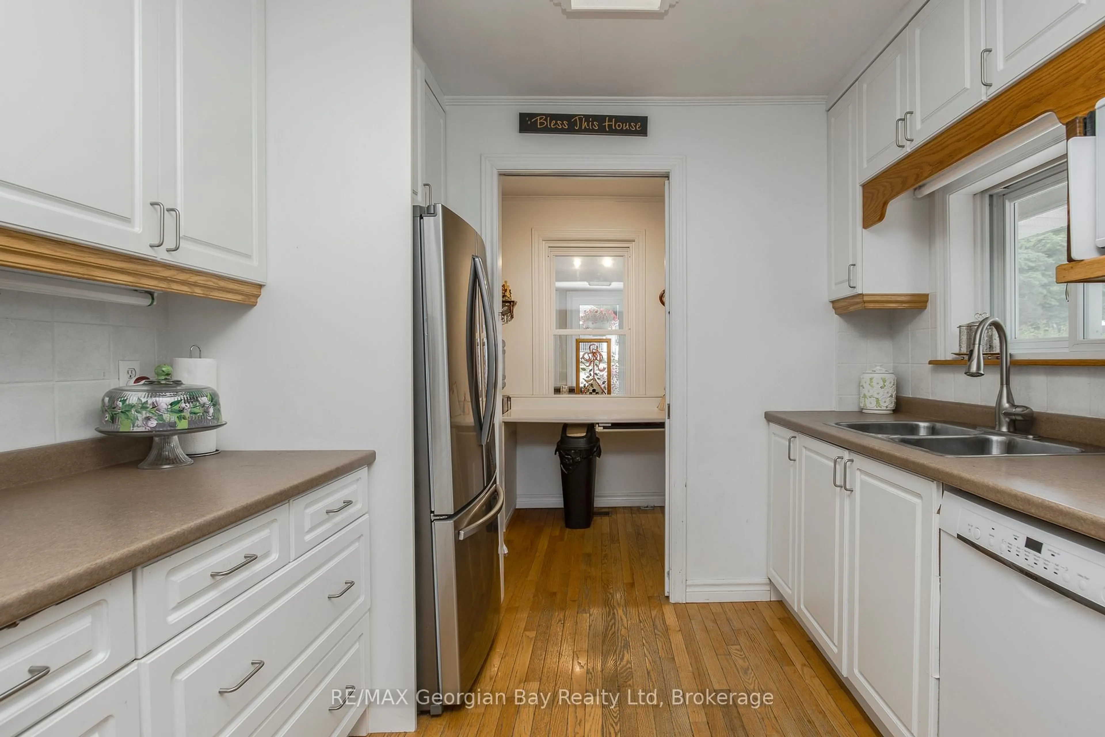 Standard kitchen, unknown for 178 Church St, Penetanguishene Ontario L9M 1E6