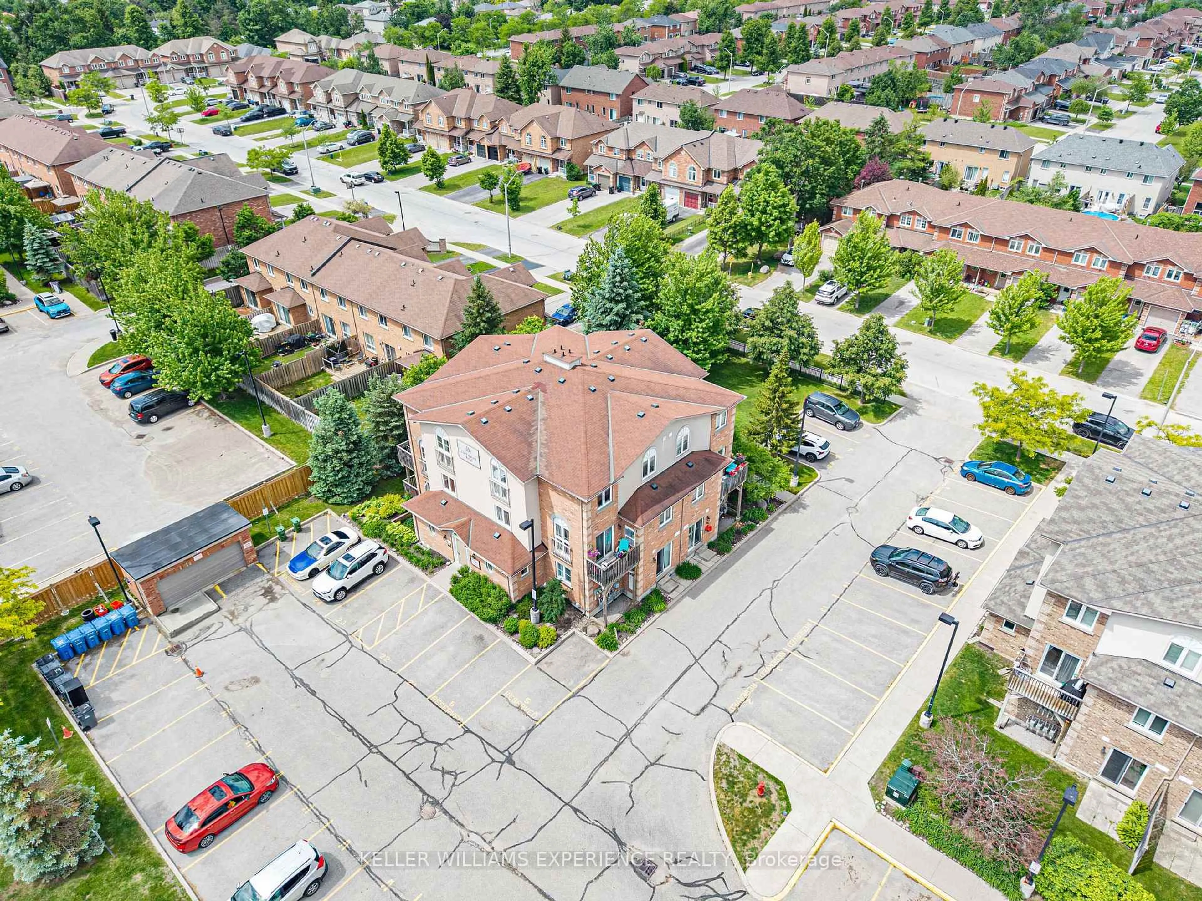 A pic from outside/outdoor area/front of a property/back of a property/a pic from drone, street for 15 Cheltenham Rd #8, Barrie Ontario L4M 0E7